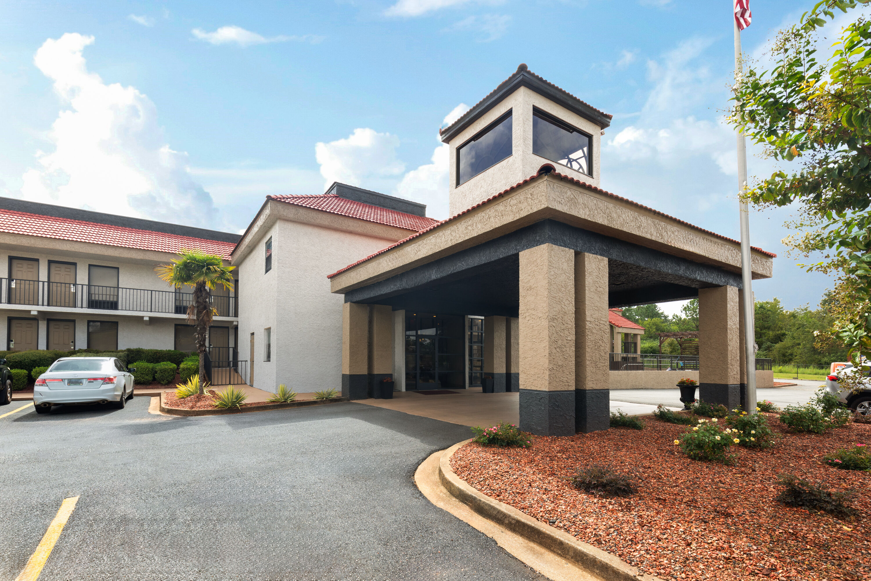 Exterior Day Image of Ramada by Wyndham Bainbridge hotel in Bainbridge, Georgia