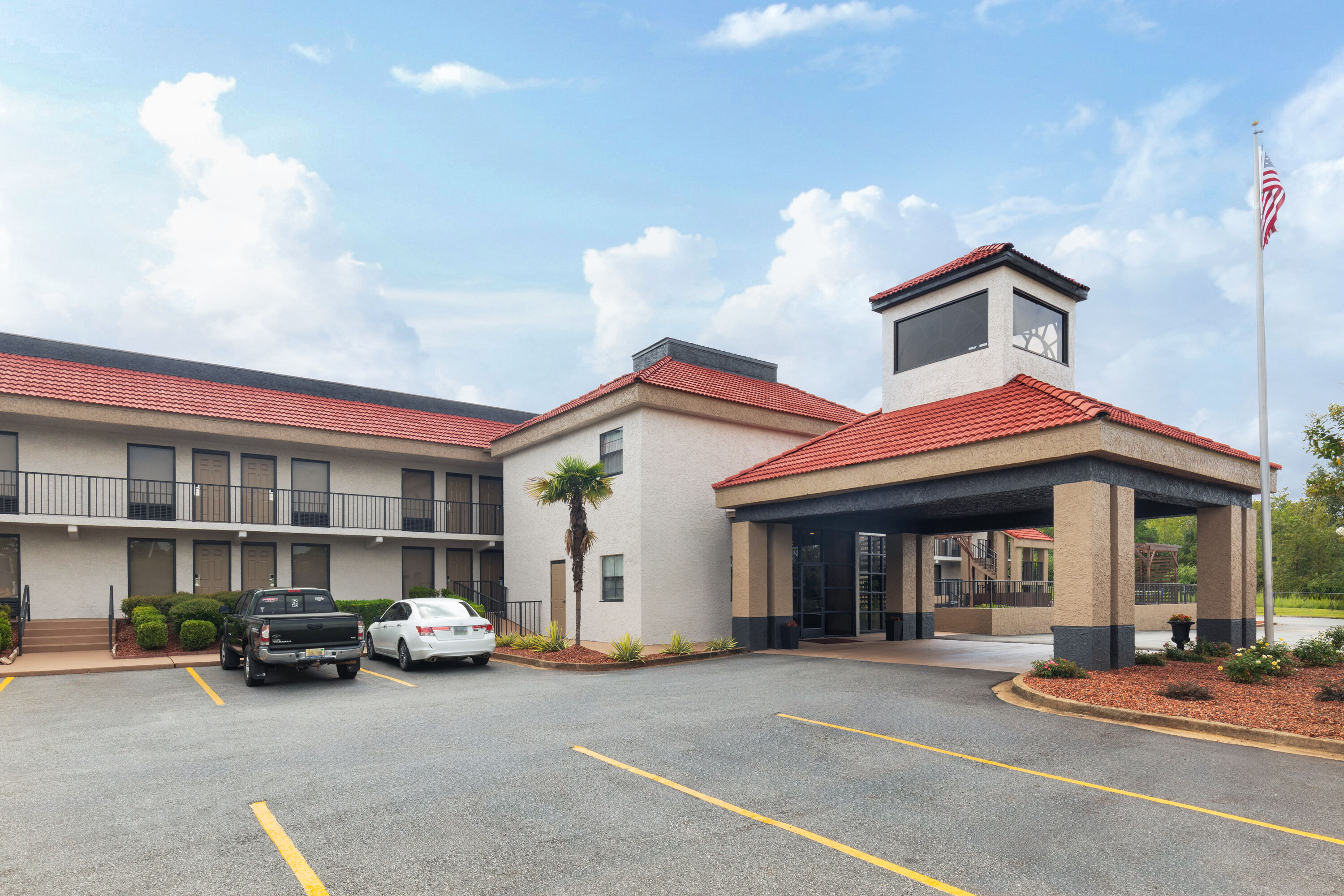 Exterior Day Image of Ramada by Wyndham Bainbridge hotel in Bainbridge, Georgia