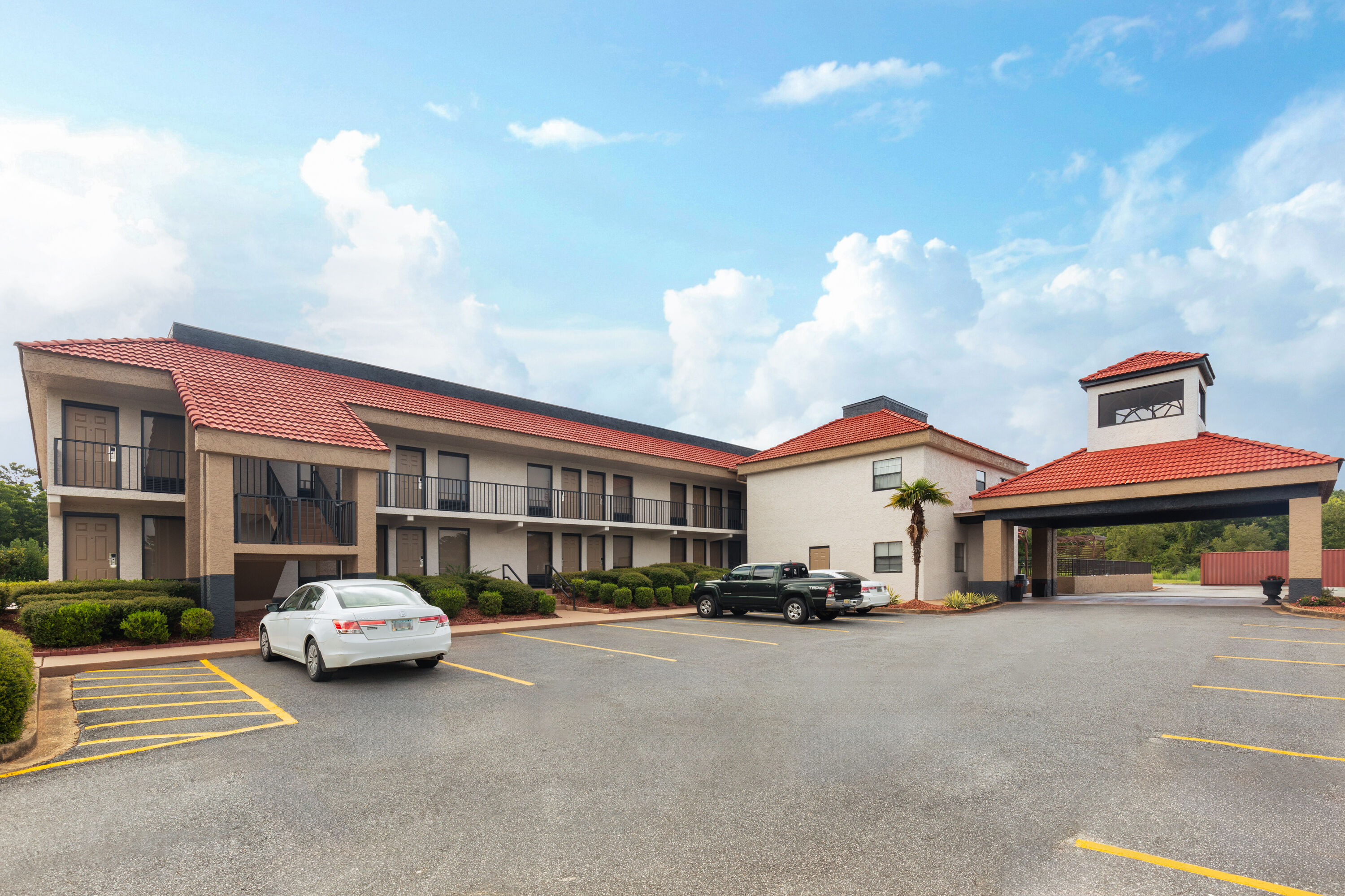 Exterior Day Image of Ramada by Wyndham Bainbridge hotel in Bainbridge, Georgia