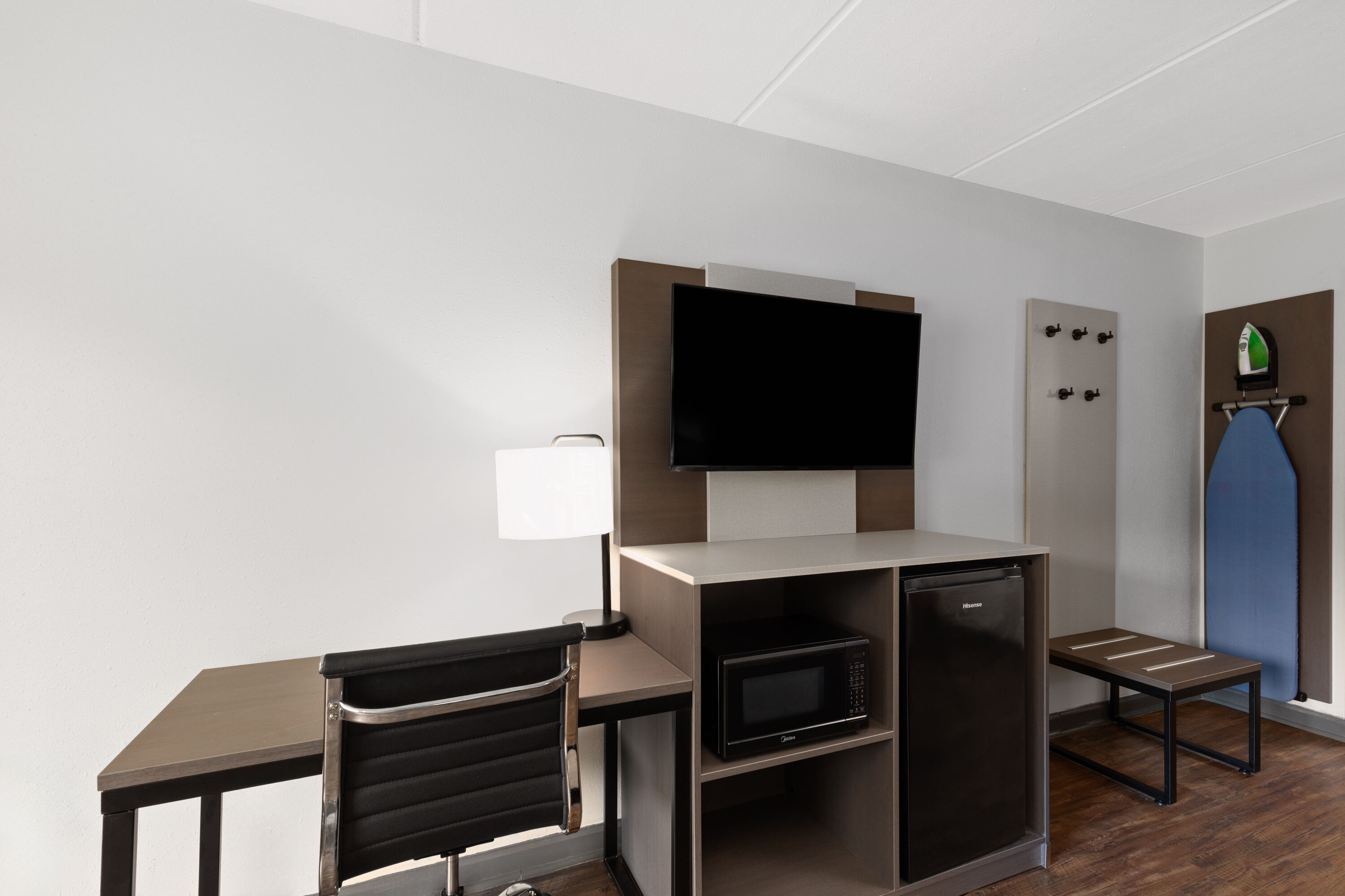 Guest room at the Ramada by Wyndham Bainbridge in Bainbridge, Georgia