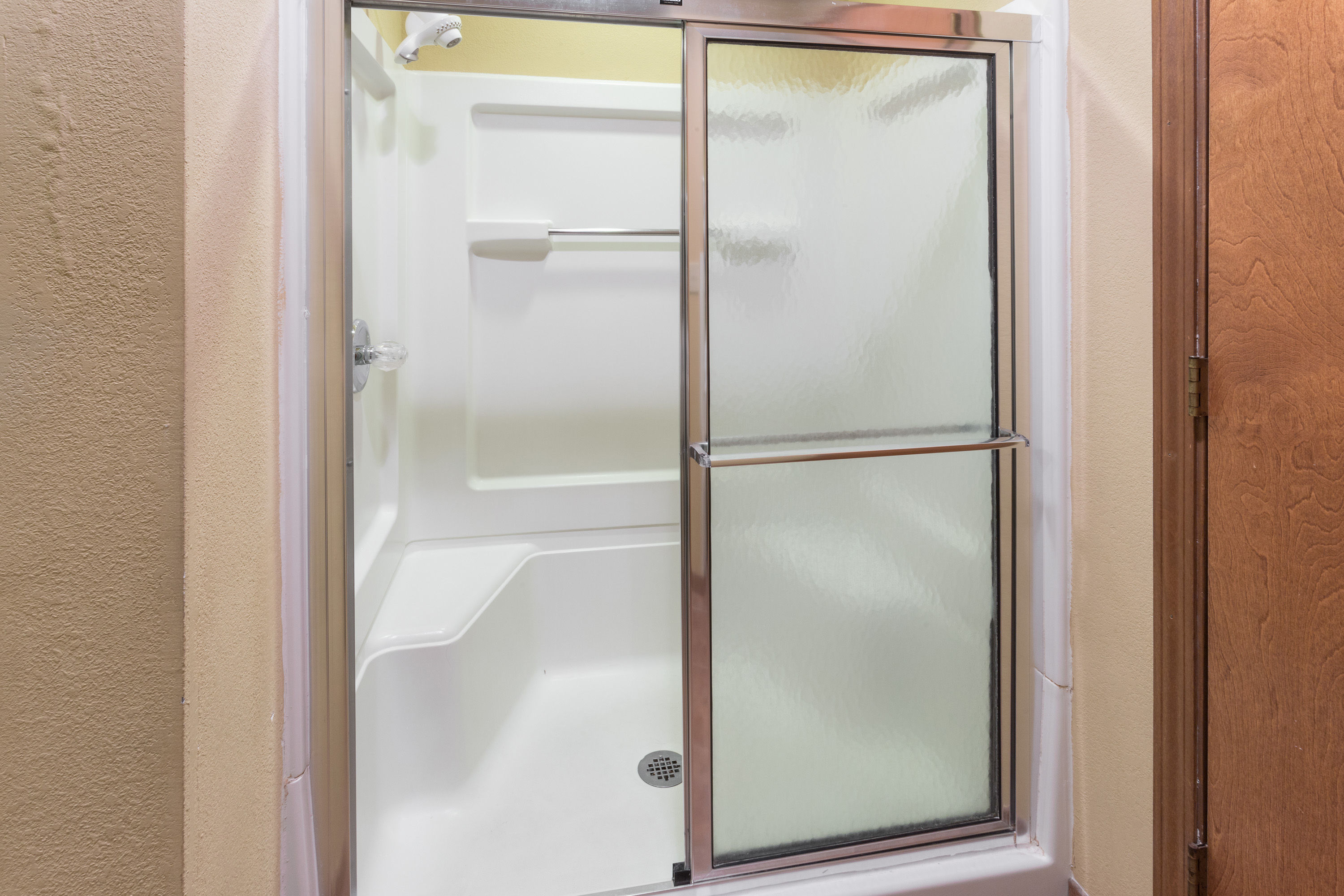 Guest room bath at the Ramada by Wyndham Bettendorf in Bettendorf, Iowa