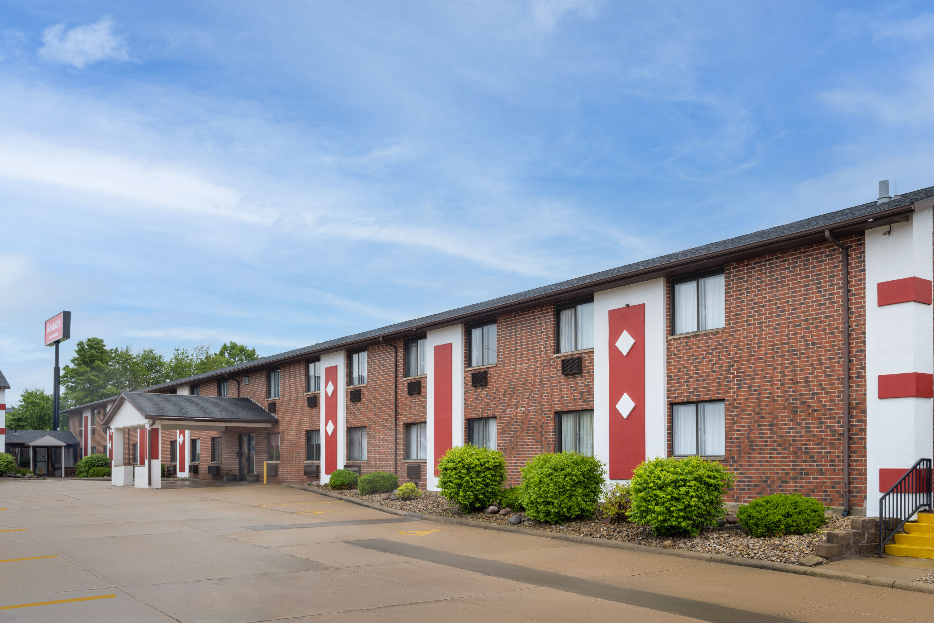 Exterior Day Image of Ramada by Wyndham Cedar Rapids South hotel in Cedar Rapids, Iowa