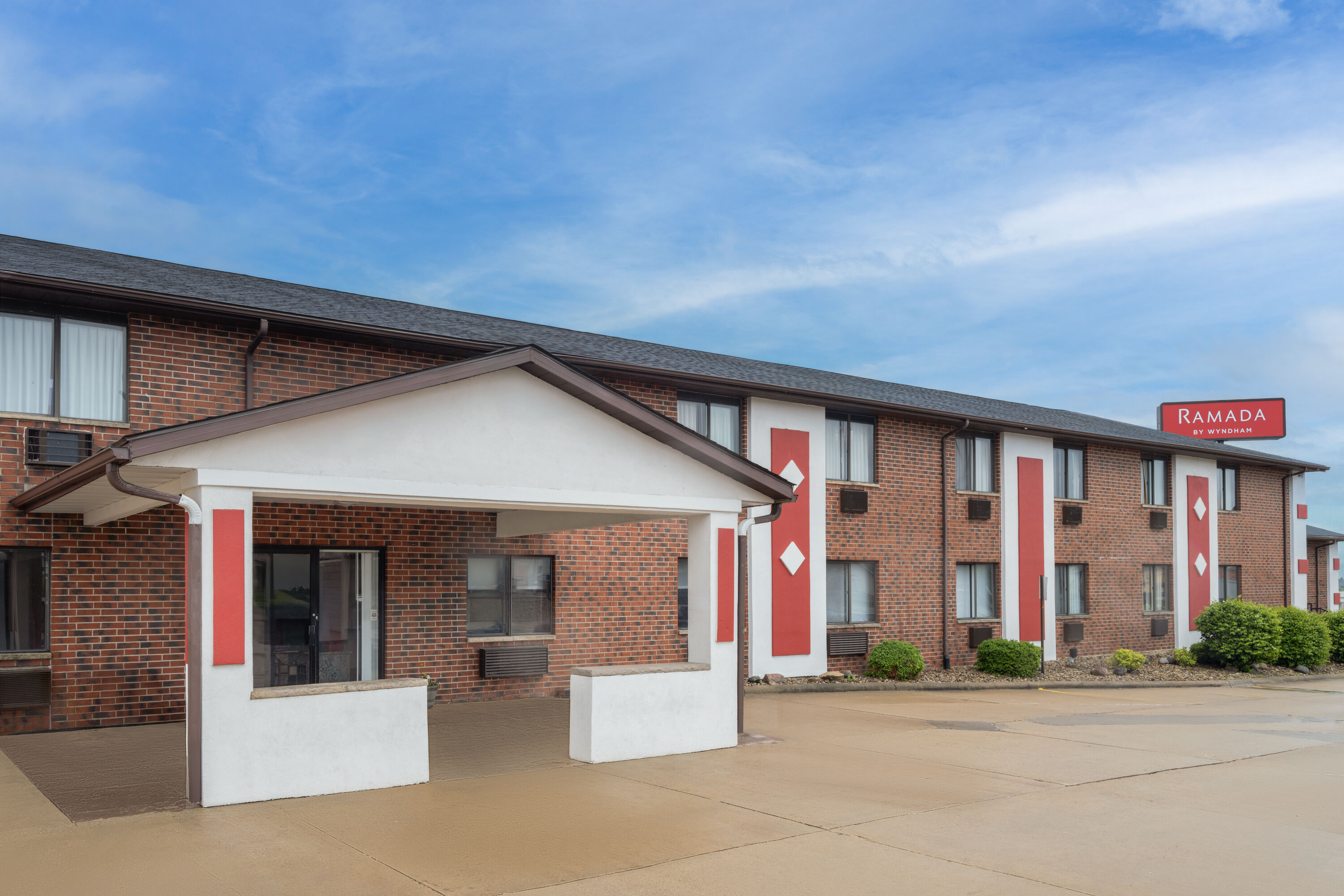 Exterior Day Image of Ramada by Wyndham Cedar Rapids South hotel in Cedar Rapids, Iowa