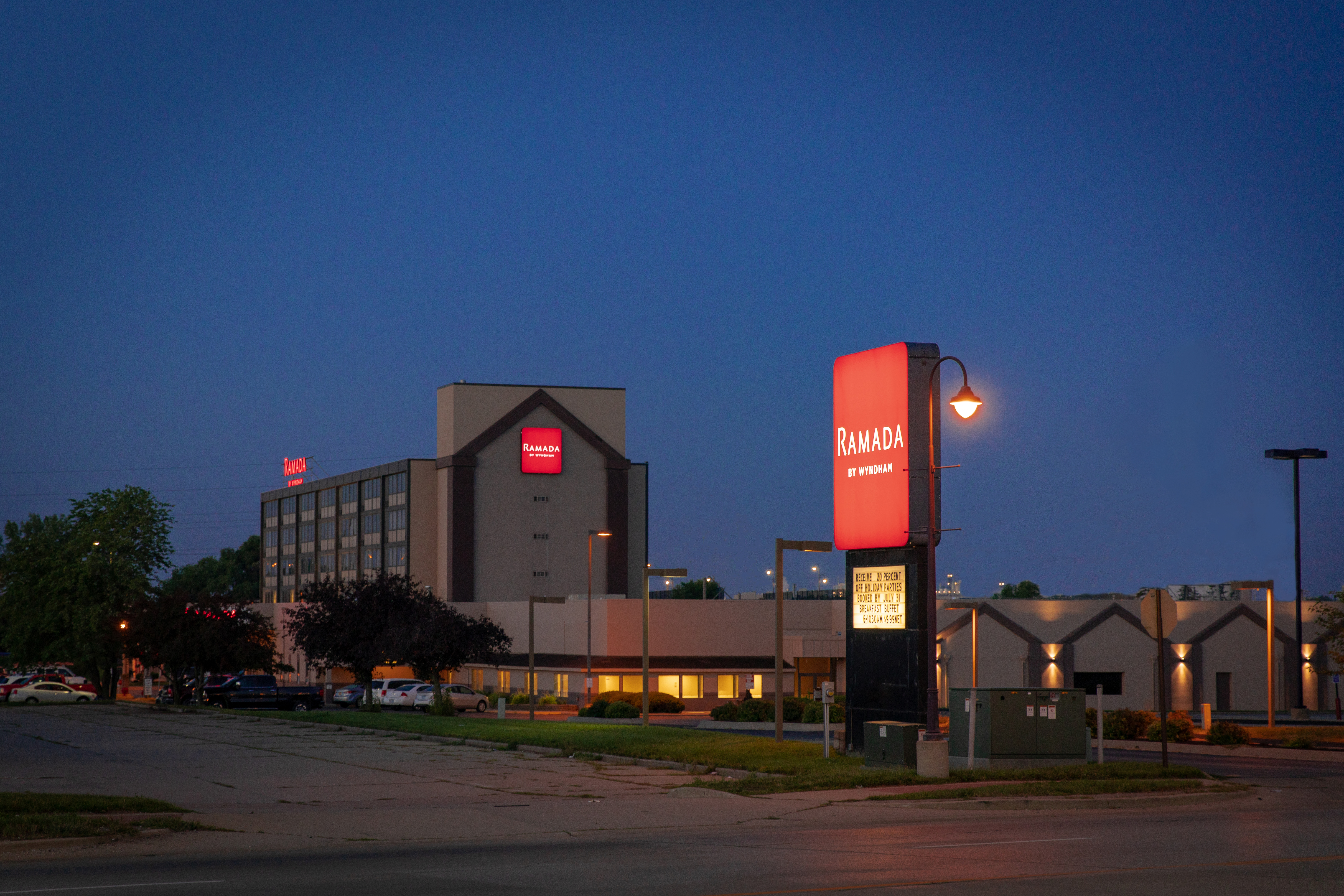Ramada By Wyndham Cedar Rapids Cedar Rapids Ia Hotels