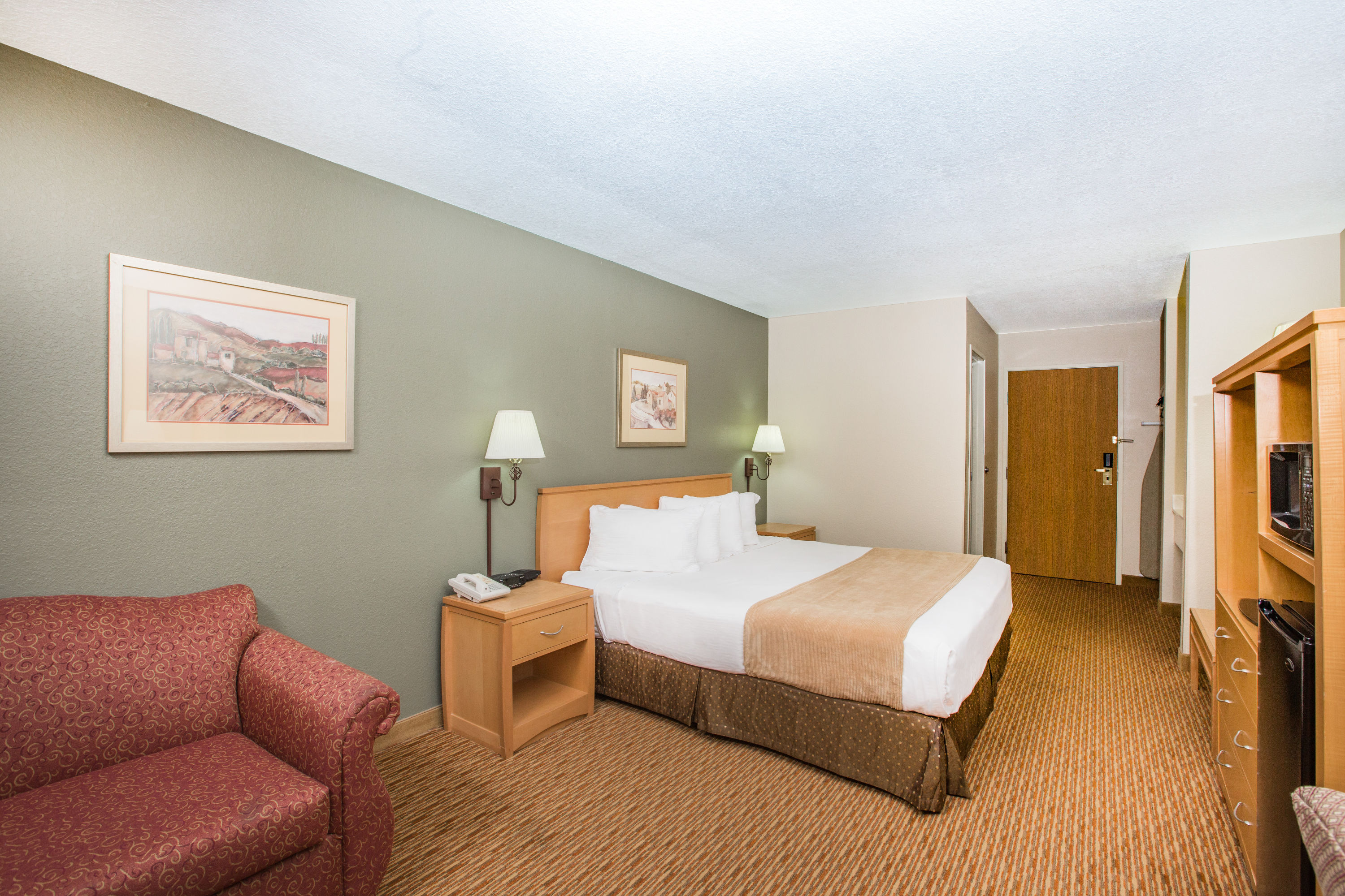 Guest room at the Ramada by Wyndham Spirit Lake/Okoboji in Spirit Lake, Iowa