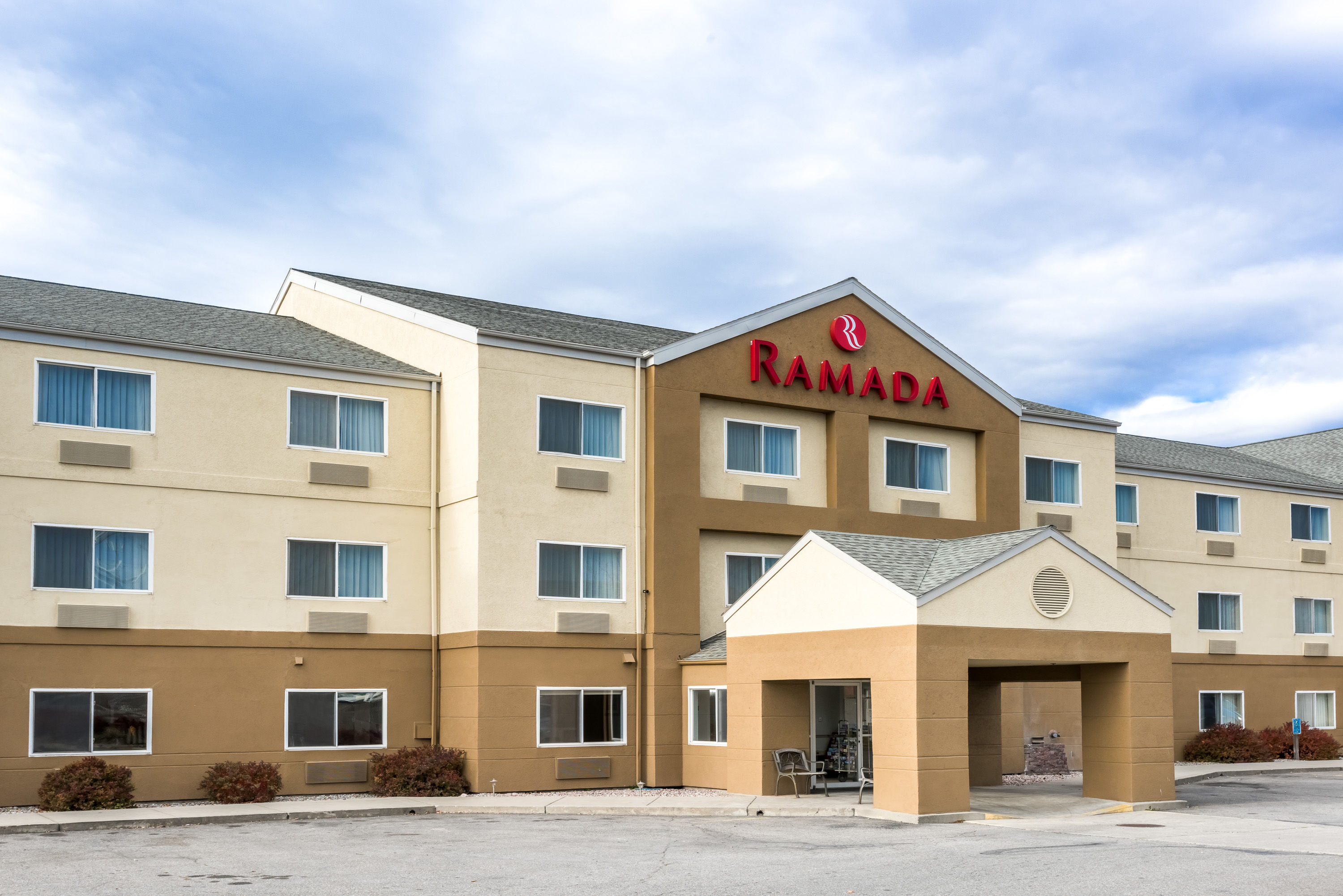 Exterior Day Image of Ramada by Wyndham Coeur d'Alene hotel in Coeur D Alene, Idaho