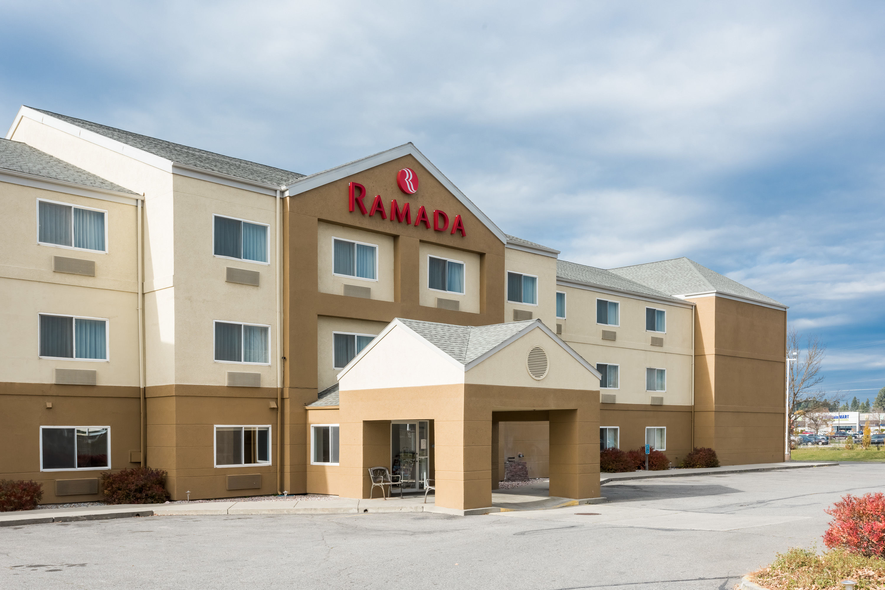 Exterior Day Image of Ramada by Wyndham Coeur d'Alene hotel in Coeur D Alene, Idaho