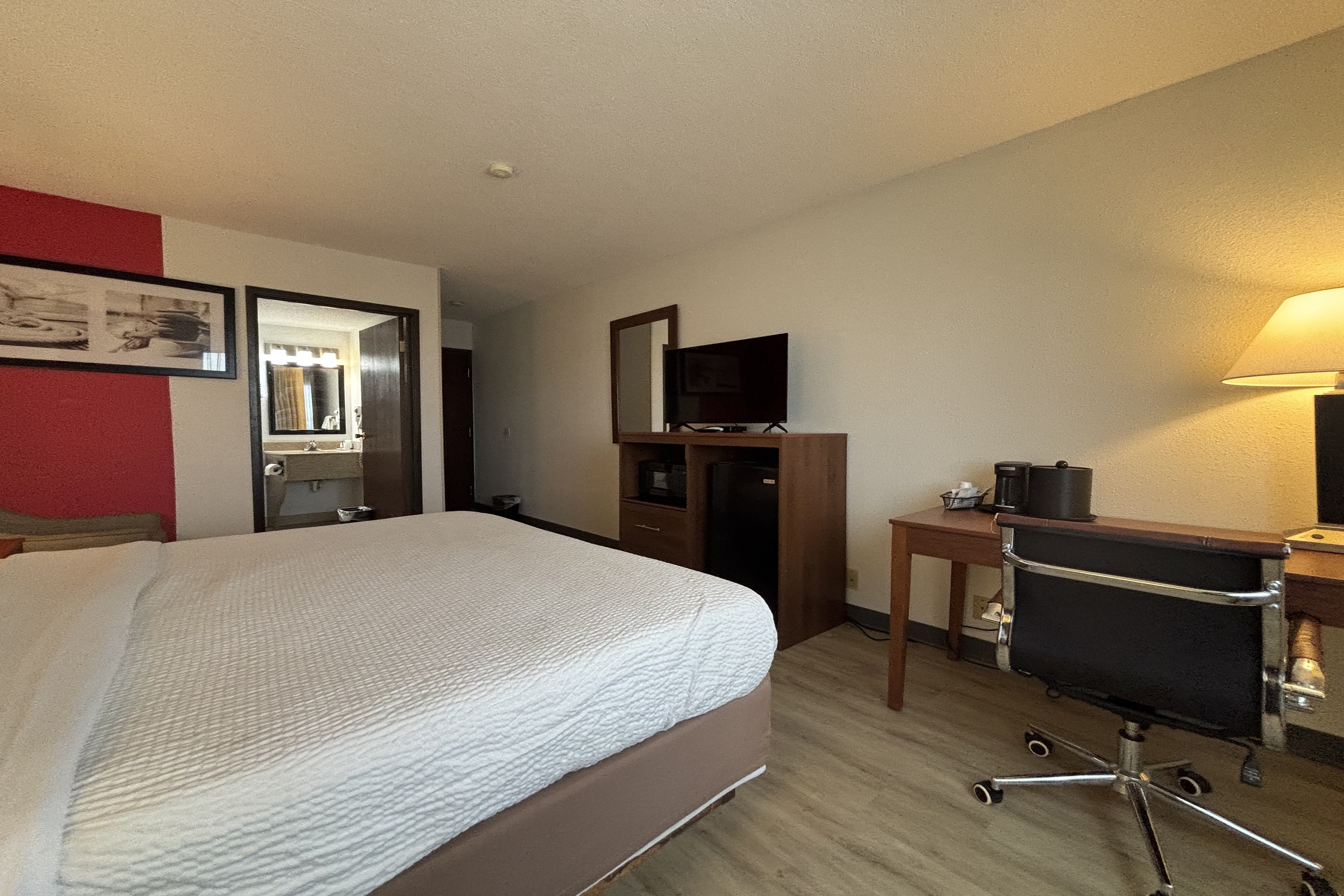 Guest room at the Ramada by Wyndham Effingham in Effingham, Illinois