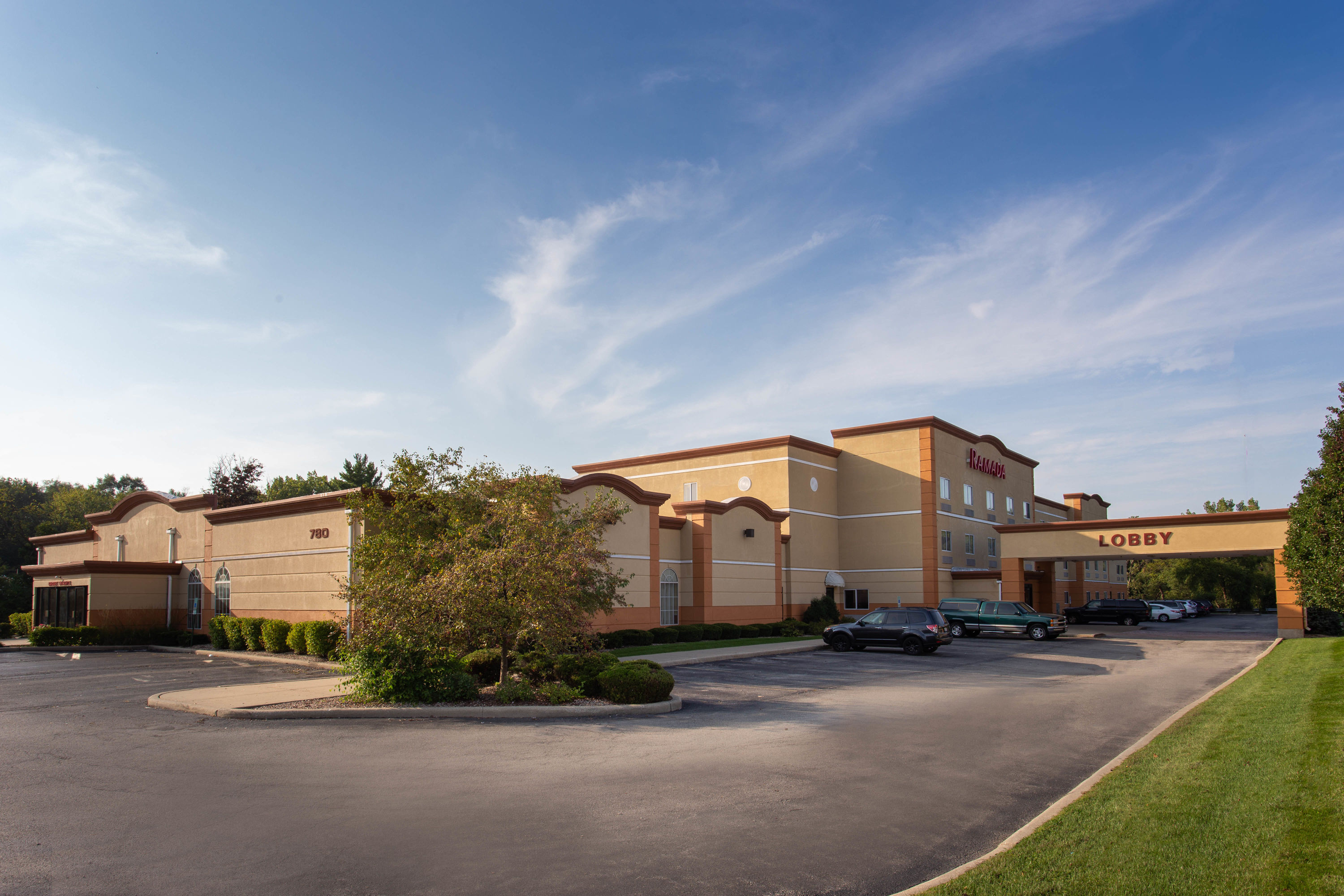 Exterior Day Image of Ramada by Wyndham Glendale Heights/Lombard hotel in Glendale Heights, Illinois