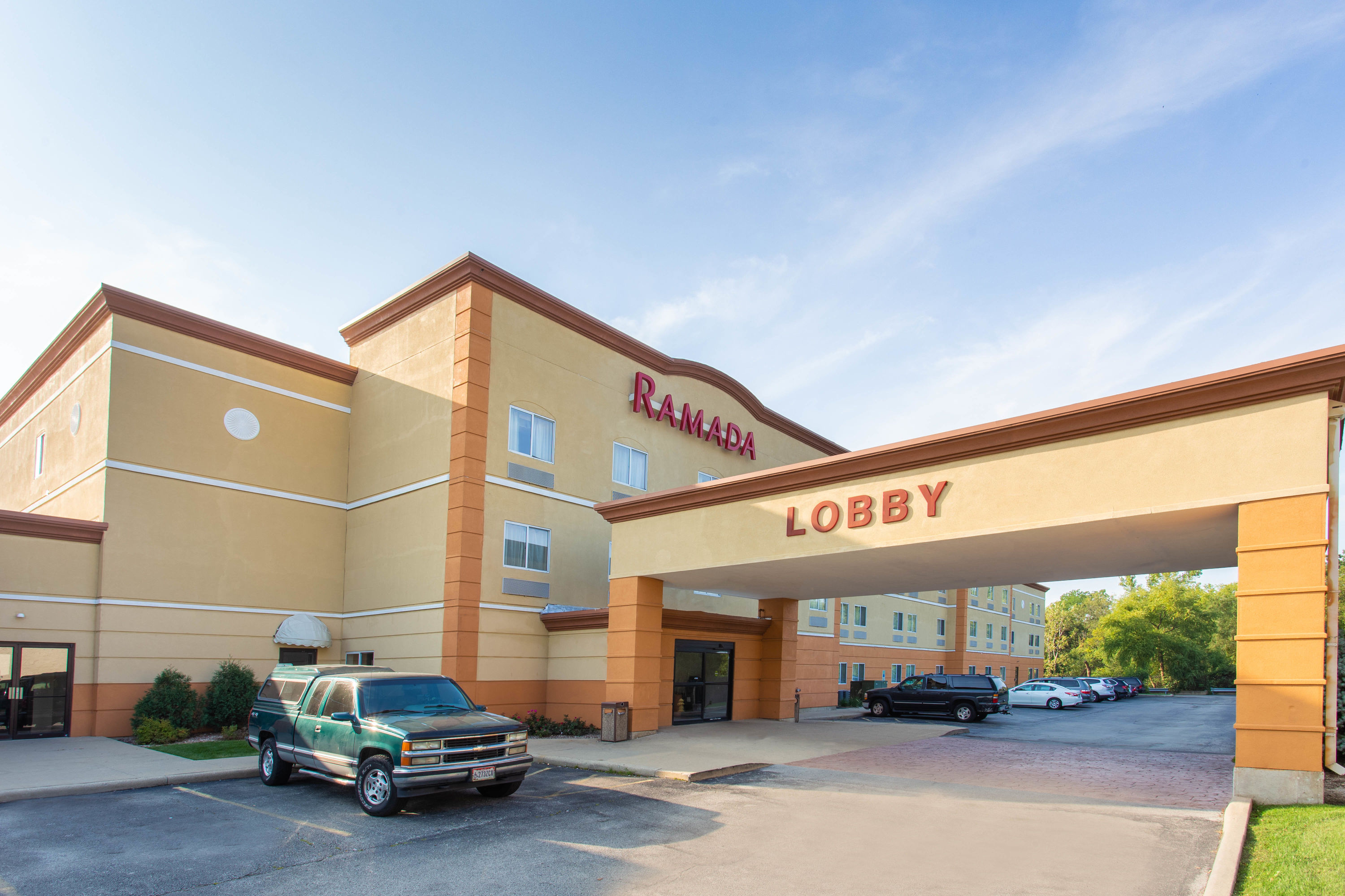 Exterior Day Image of Ramada by Wyndham Glendale Heights/Lombard hotel in Glendale Heights, Illinois