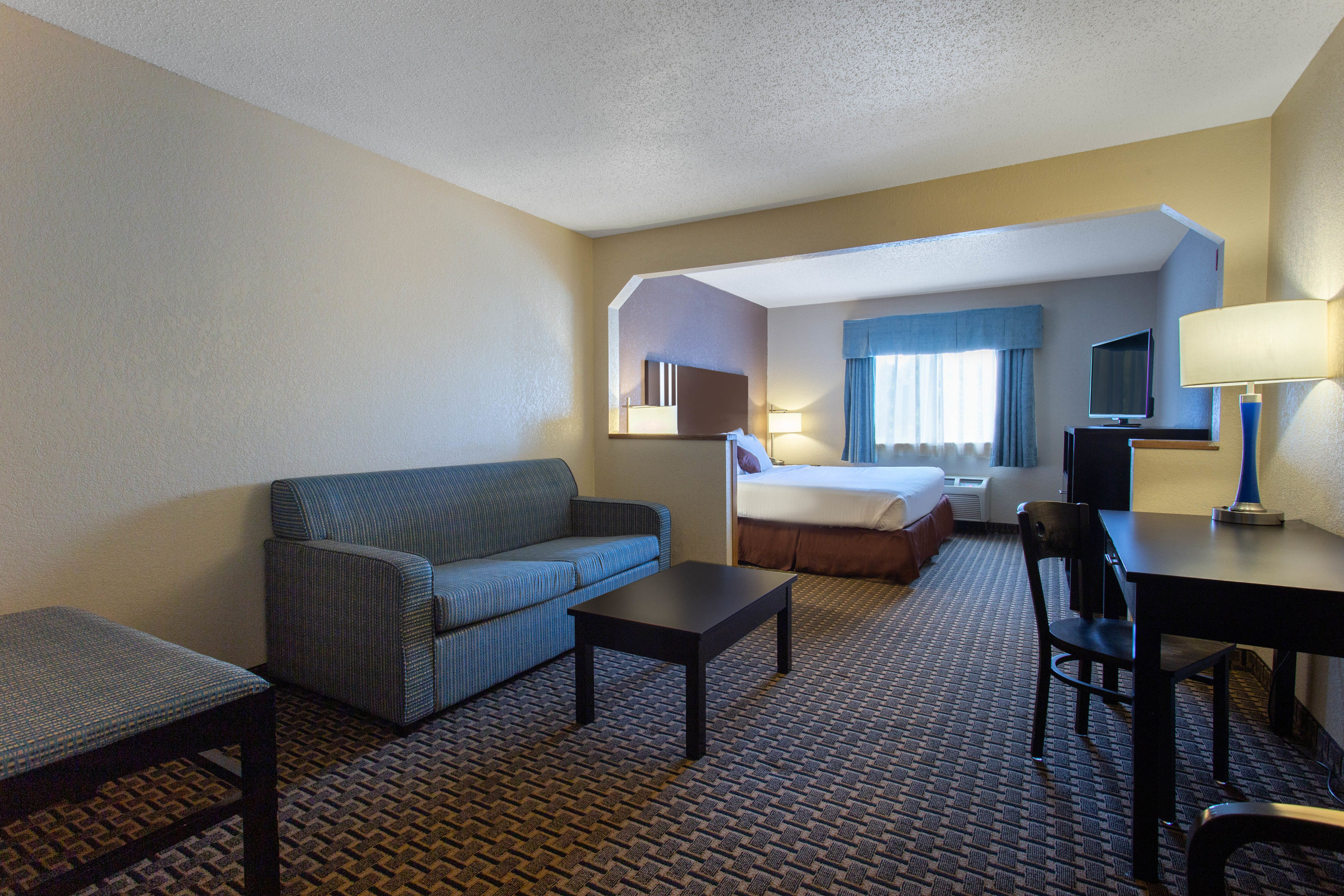 Ramada by Wyndham Glendale Heights/Lombard suite in Glendale Heights, Illinois