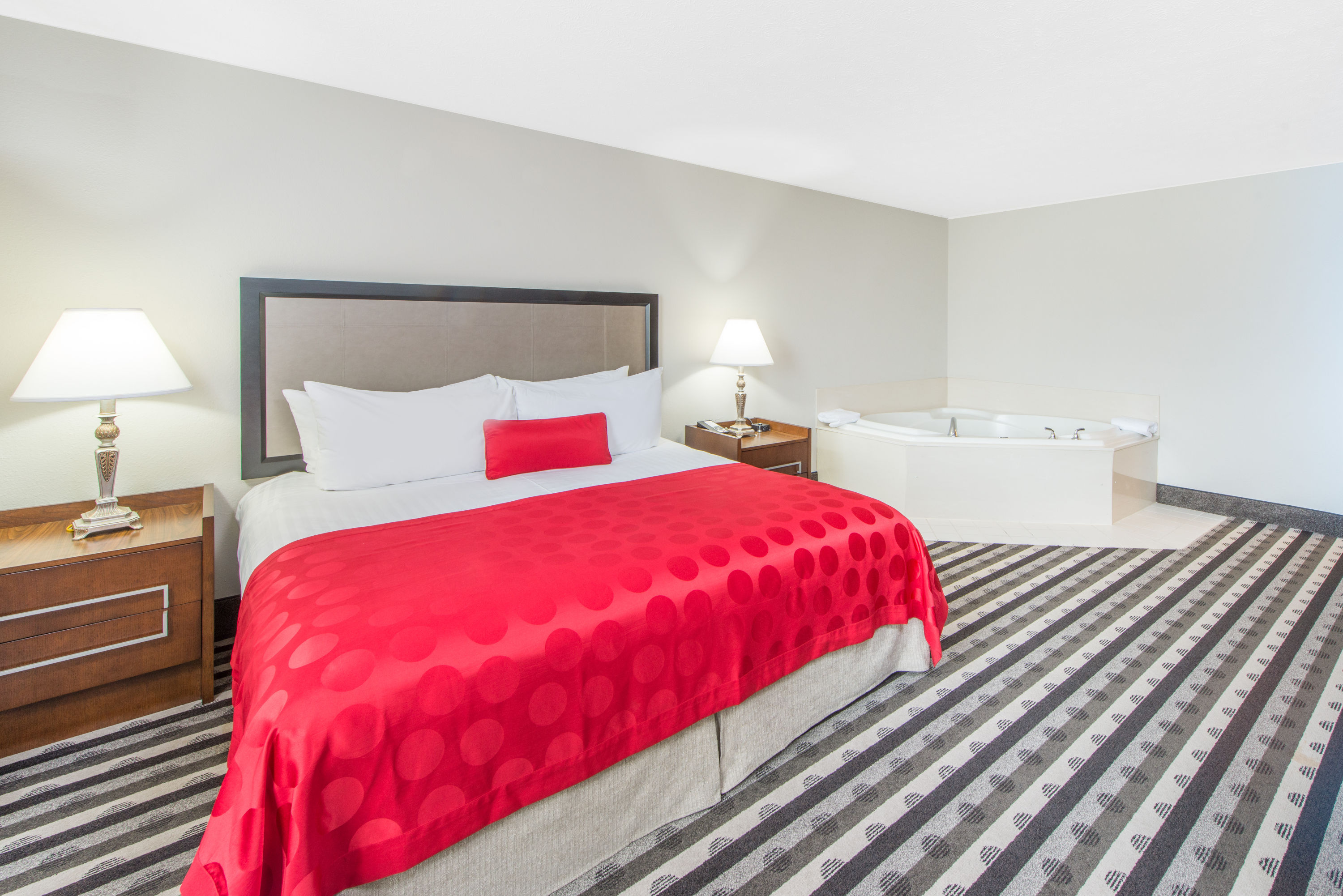 Ramada by Wyndham Springfield North - hotel rooms