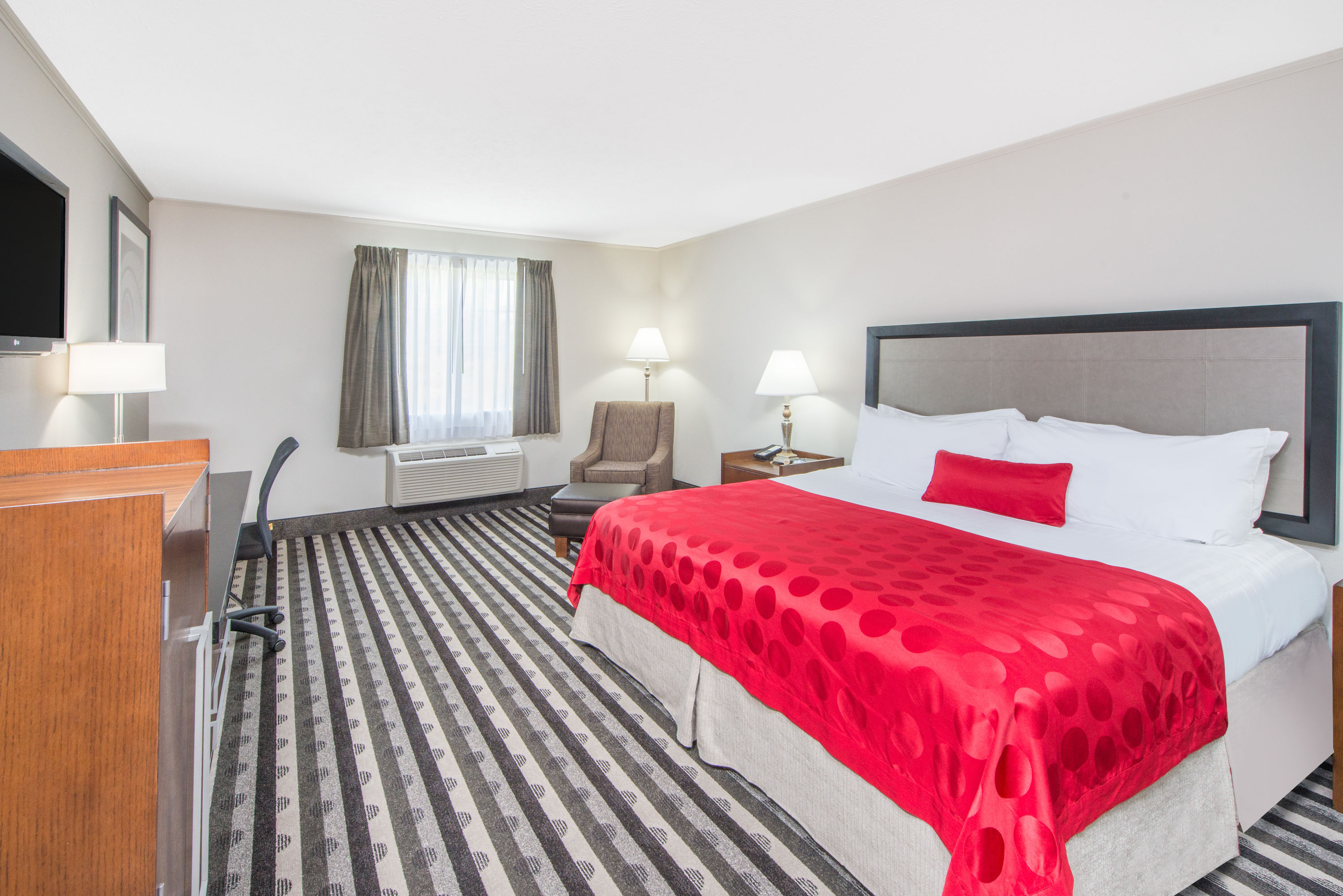Ramada by Wyndham Springfield North - hotel rooms