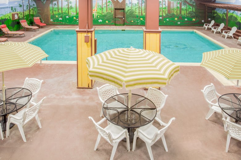 Ramada By Wyndham Angola Fremont Area Hotels In 46703 Pool At The Ramada By Wyndham Angola Fremont Area In Indiana