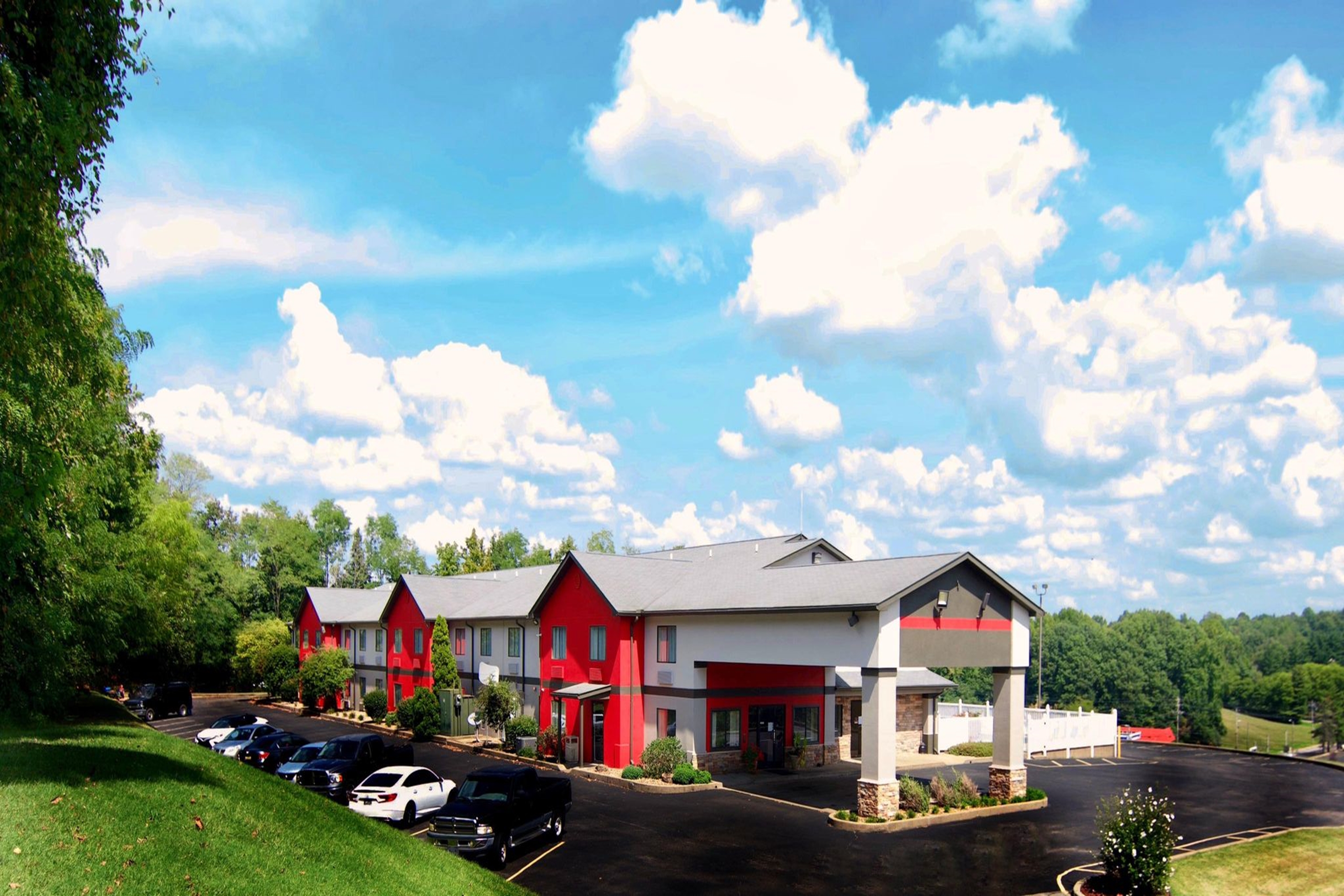 Exterior of Ramada by Wyndham Tell City hotel in Tell City, Indiana