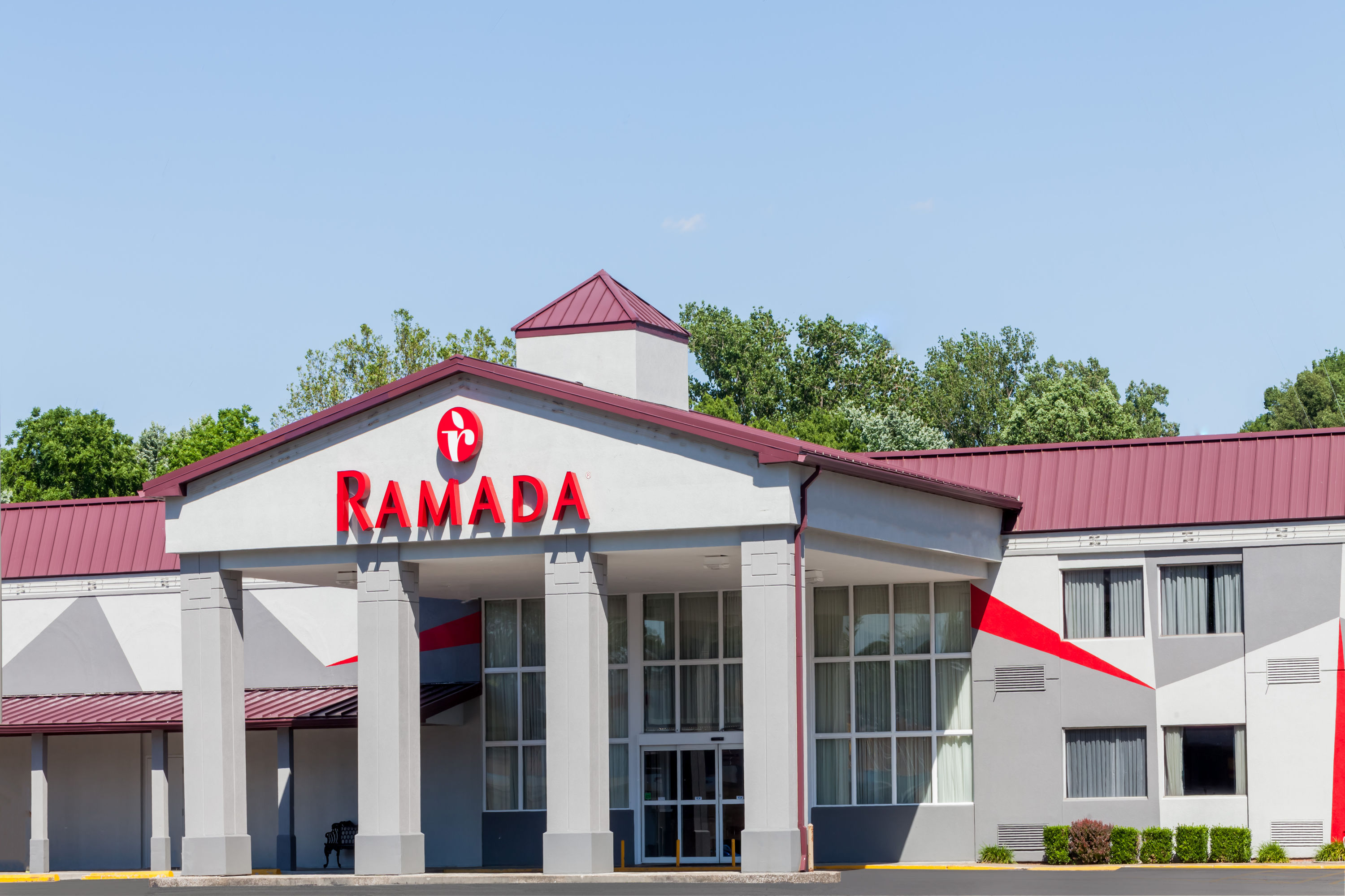 Exterior Day Image of Ramada by Wyndham Henderson/Evansville hotel in Henderson, Kentucky