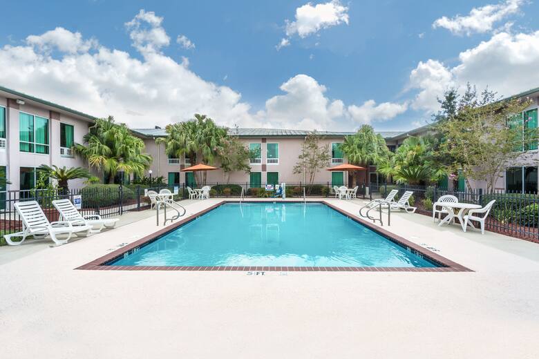 Ramada By Wyndham Luling Hotels La 70070 Pool At The Ramada By Wyndham Luling In Louisiana