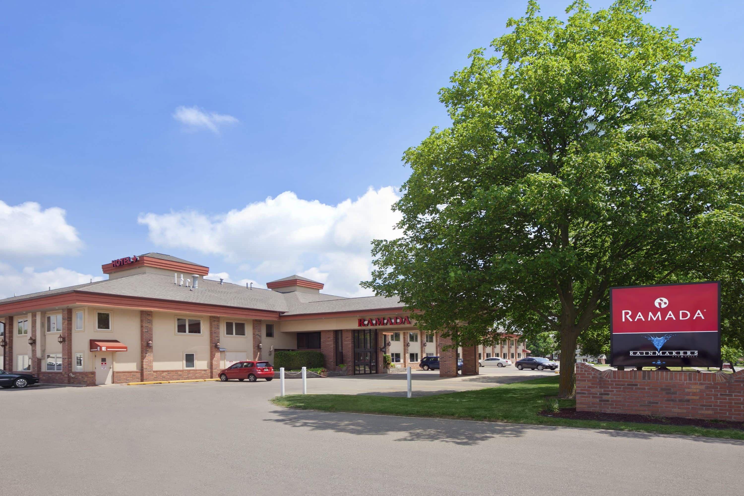Ramada By Wyndham Saginaw Hotel Suites Saginaw Mi Hotels
