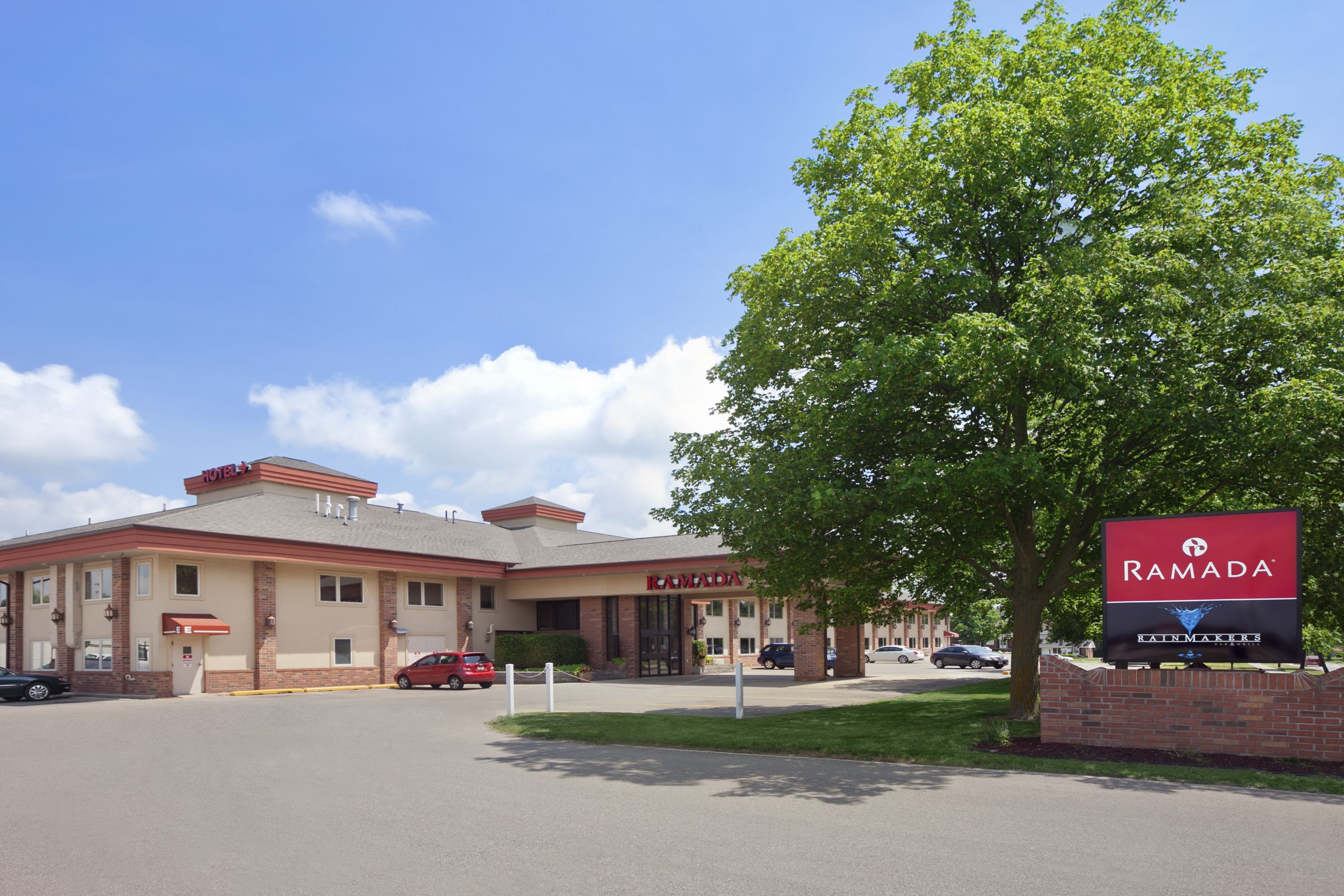 Ramada By Wyndham Saginaw Hotel Suites Saginaw Mi Hotels