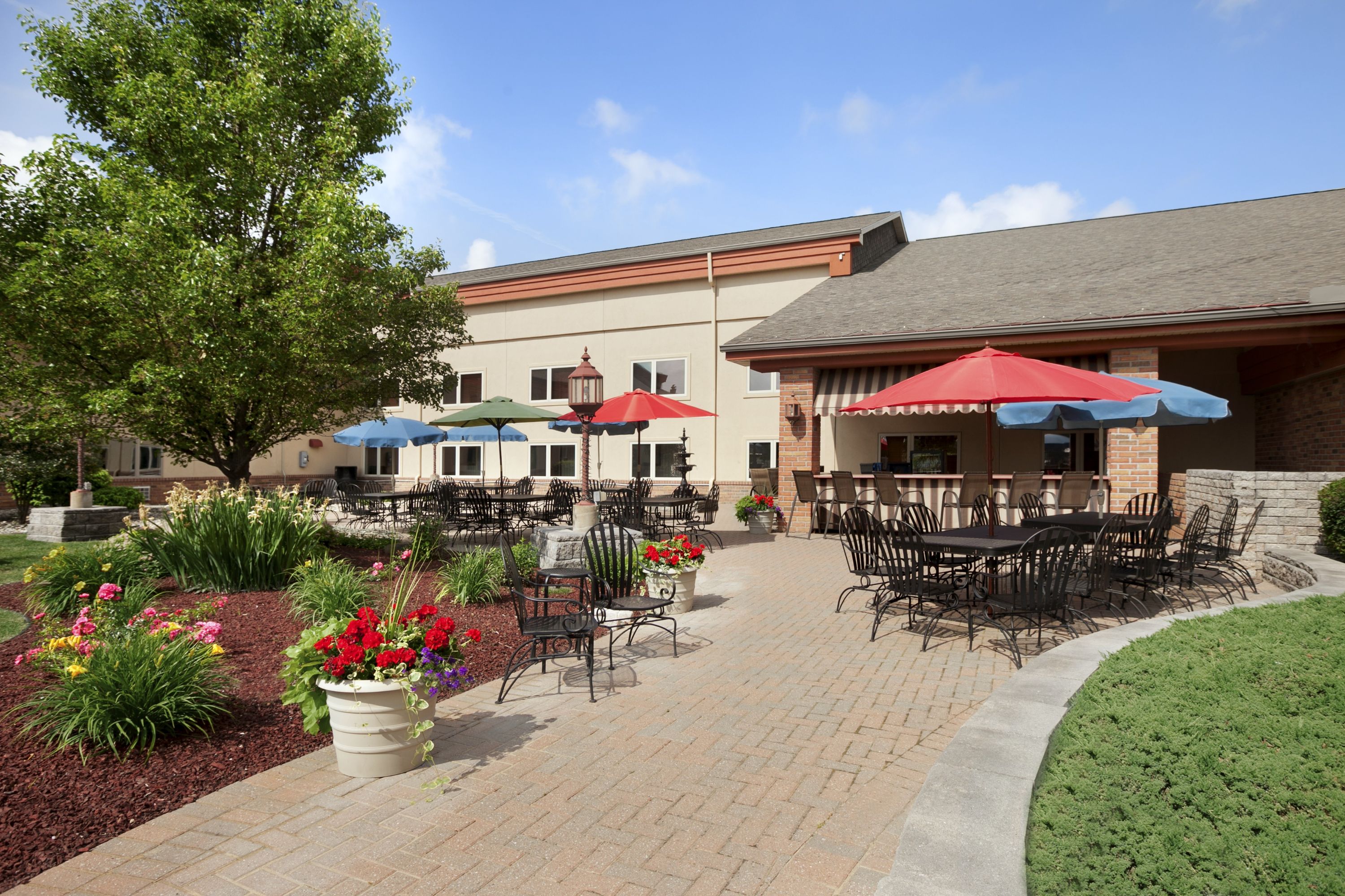 Exterior of Ramada by Wyndham Saginaw Hotel & Suites hotel in Saginaw, Michigan