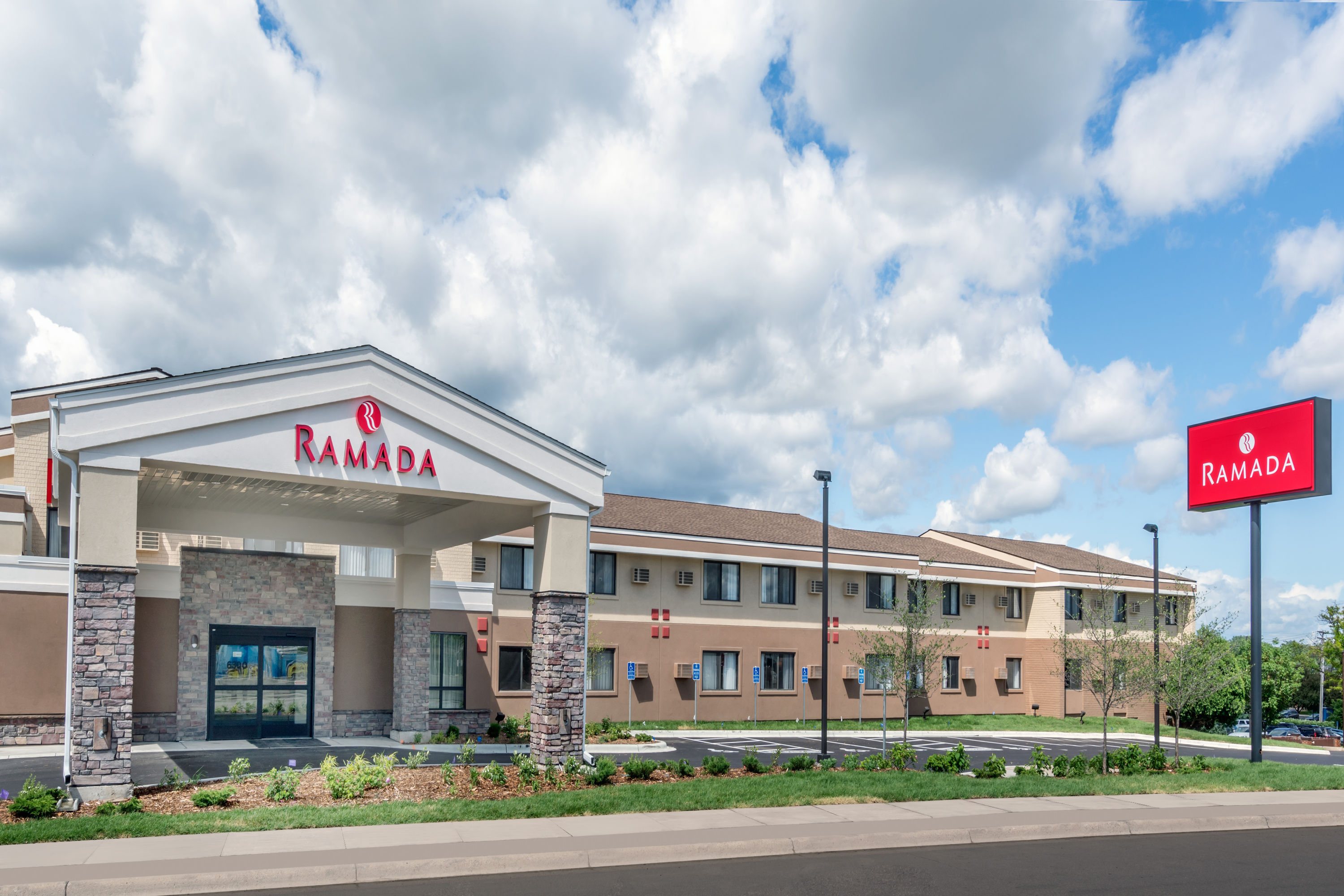 Exterior Day Image of Ramada by Wyndham Minneapolis Golden Valley hotel in Golden Valley, Minnesota
