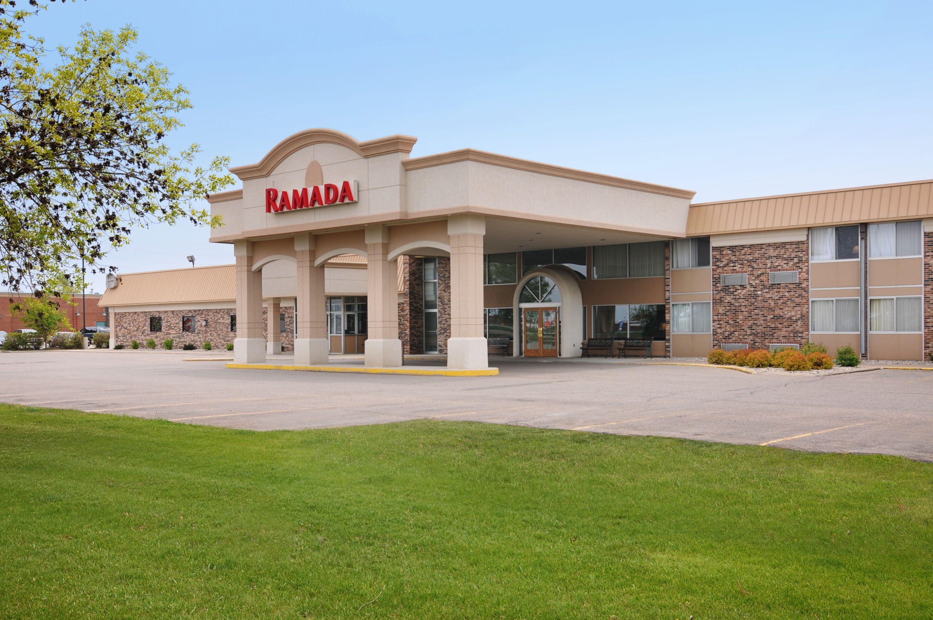 Ramada By Wyndham Marshall Marshall Mn Hotels