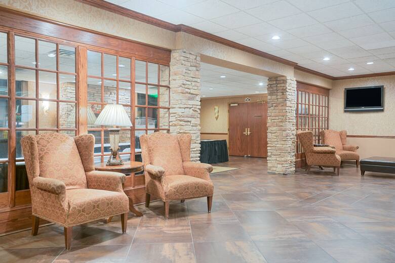 Ramada Plymouth Hotel And Conference Center Hotels Mn Ramada Plymouth Hotel And Conference Center Lobby In Minnesota
