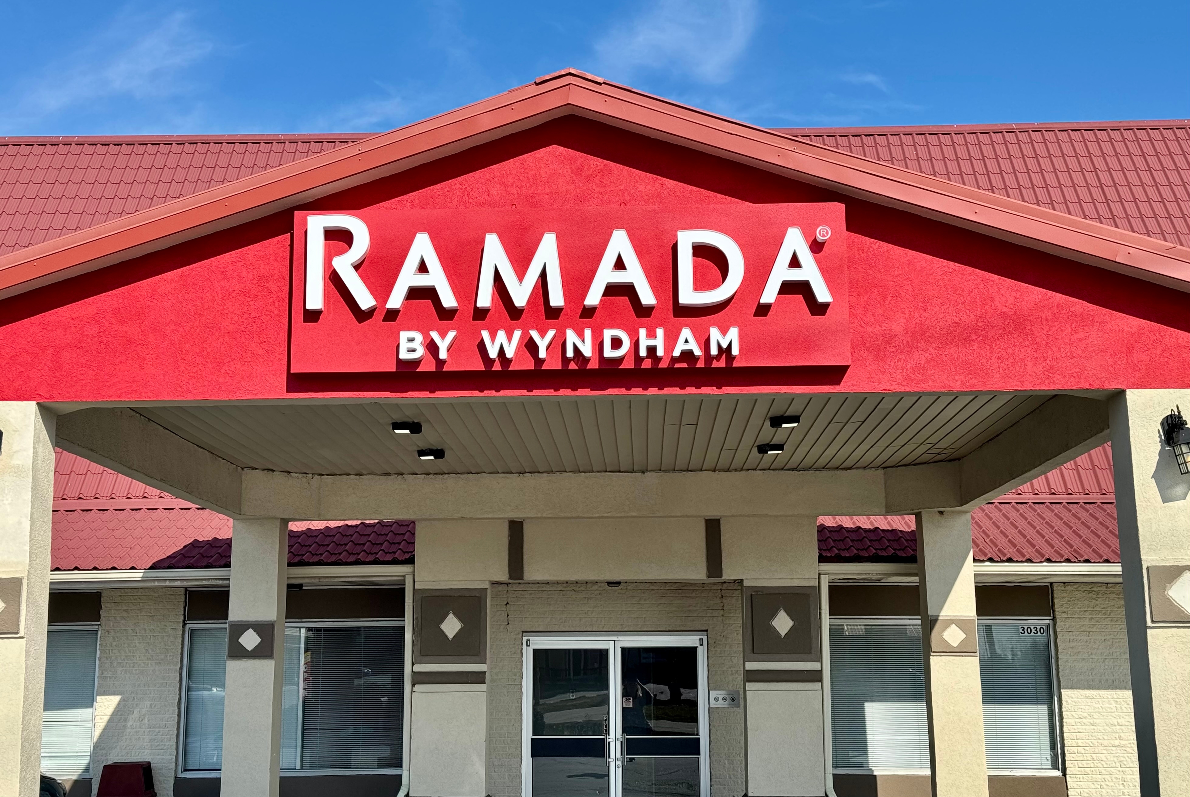 Exterior of Ramada by Wyndham Lumberton hotel in Lumberton, North Carolina
