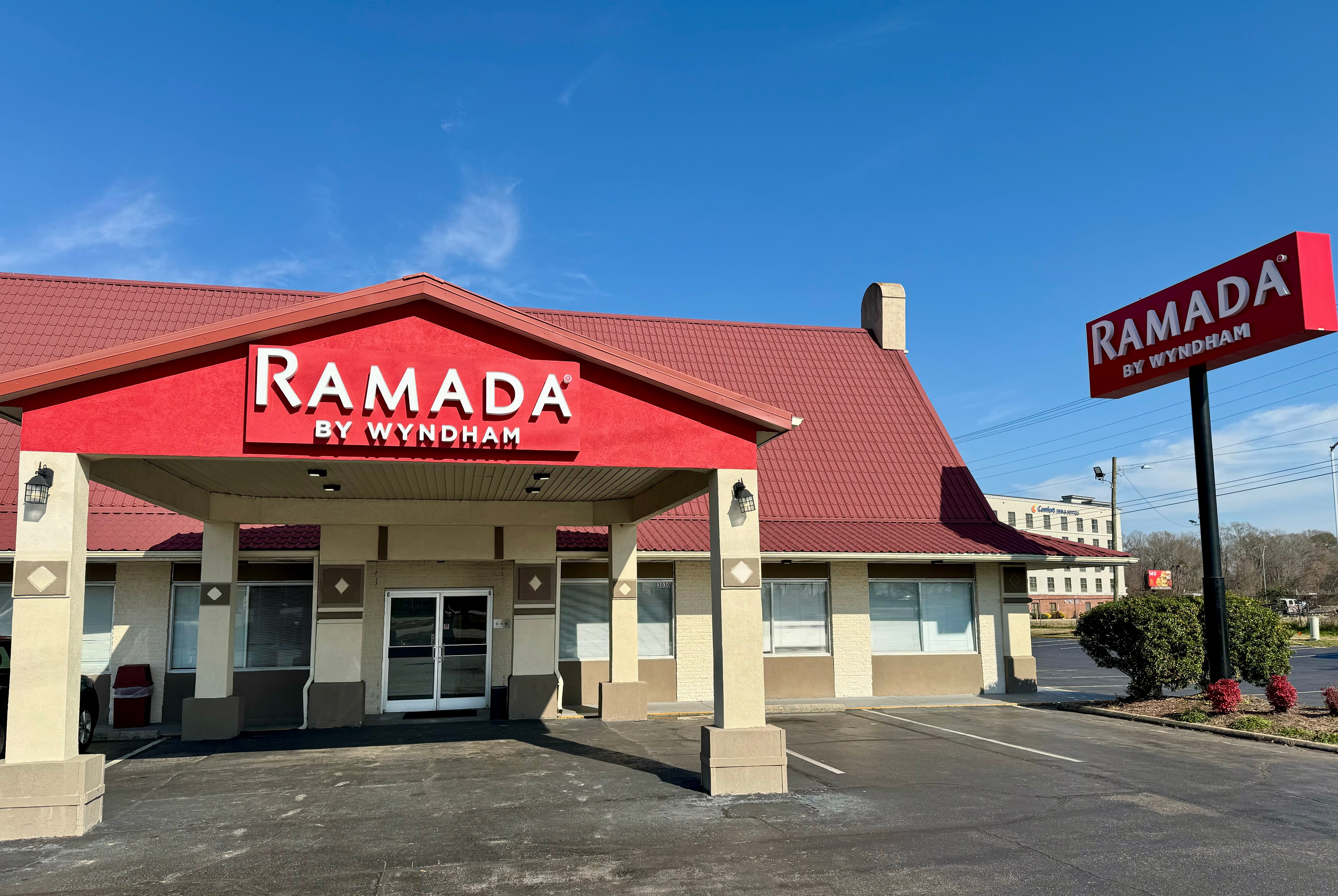 Exterior of Ramada by Wyndham Lumberton hotel in Lumberton, North Carolina