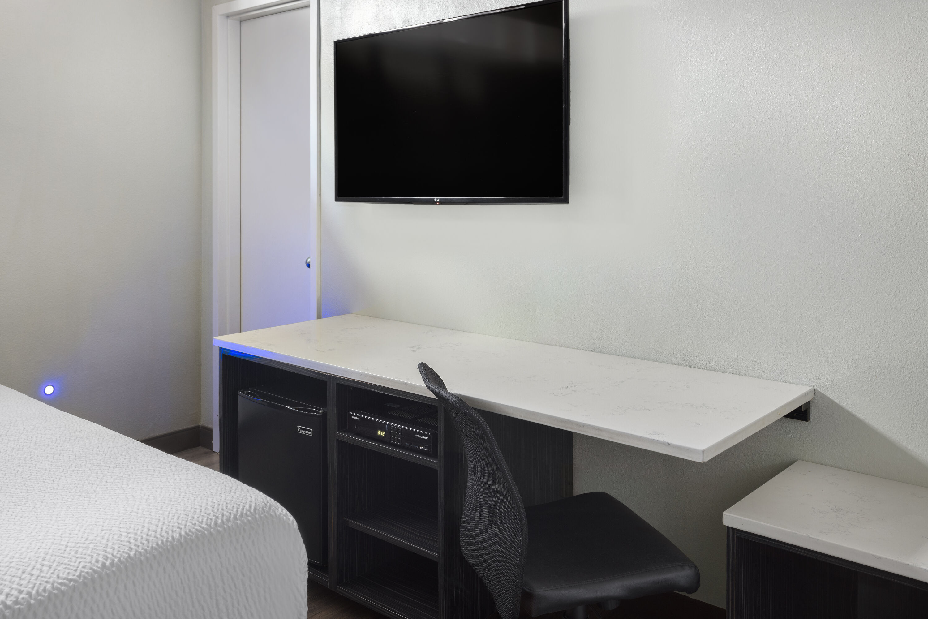 Guest room at the Ramada by Wyndham Bronx in Bronx, New York