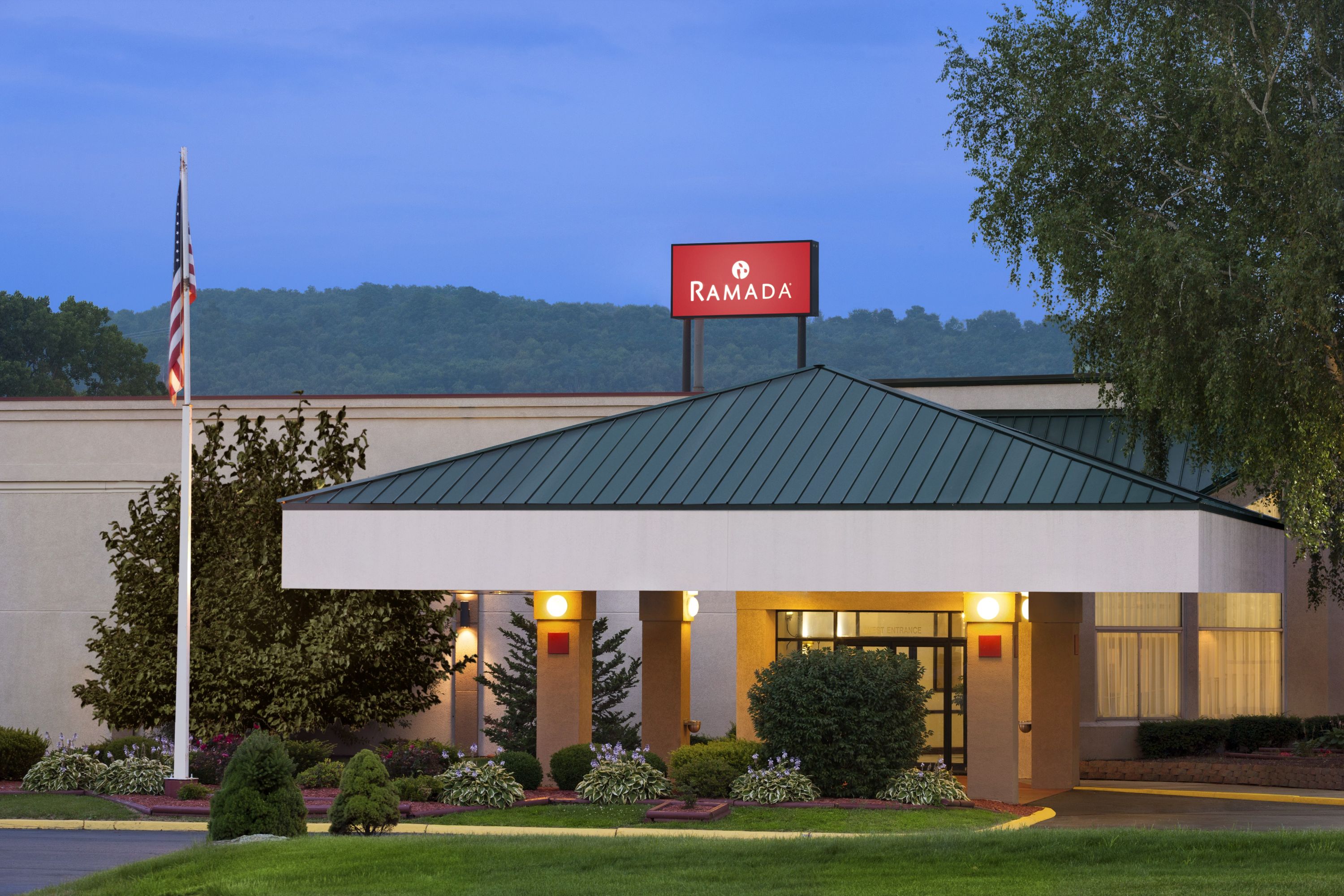 Ramada By Wyndham Cortland Hotel Conference Center Cortland