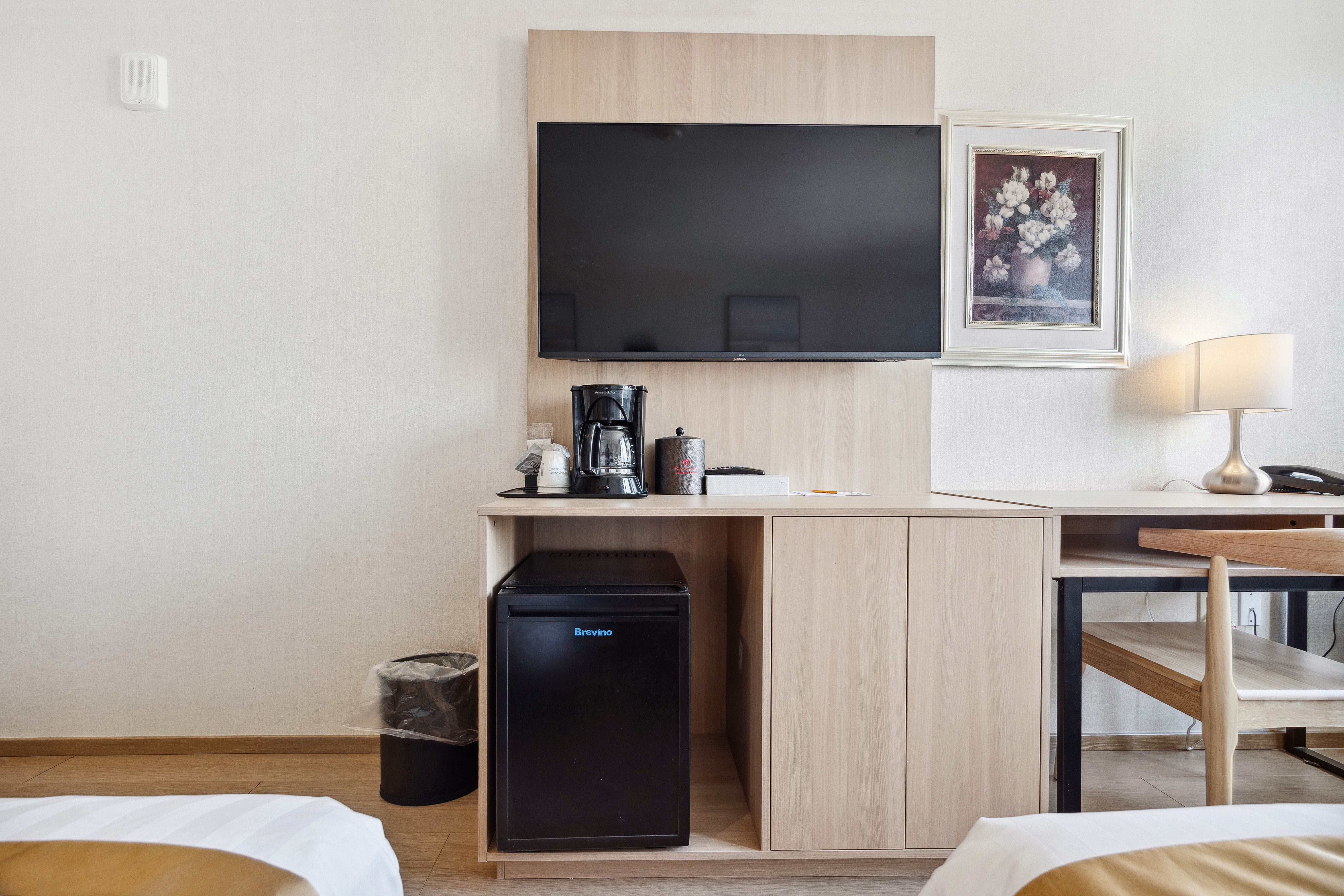 Guest room at the Ramada by Wyndham Flushing Queens in Flushing, New York