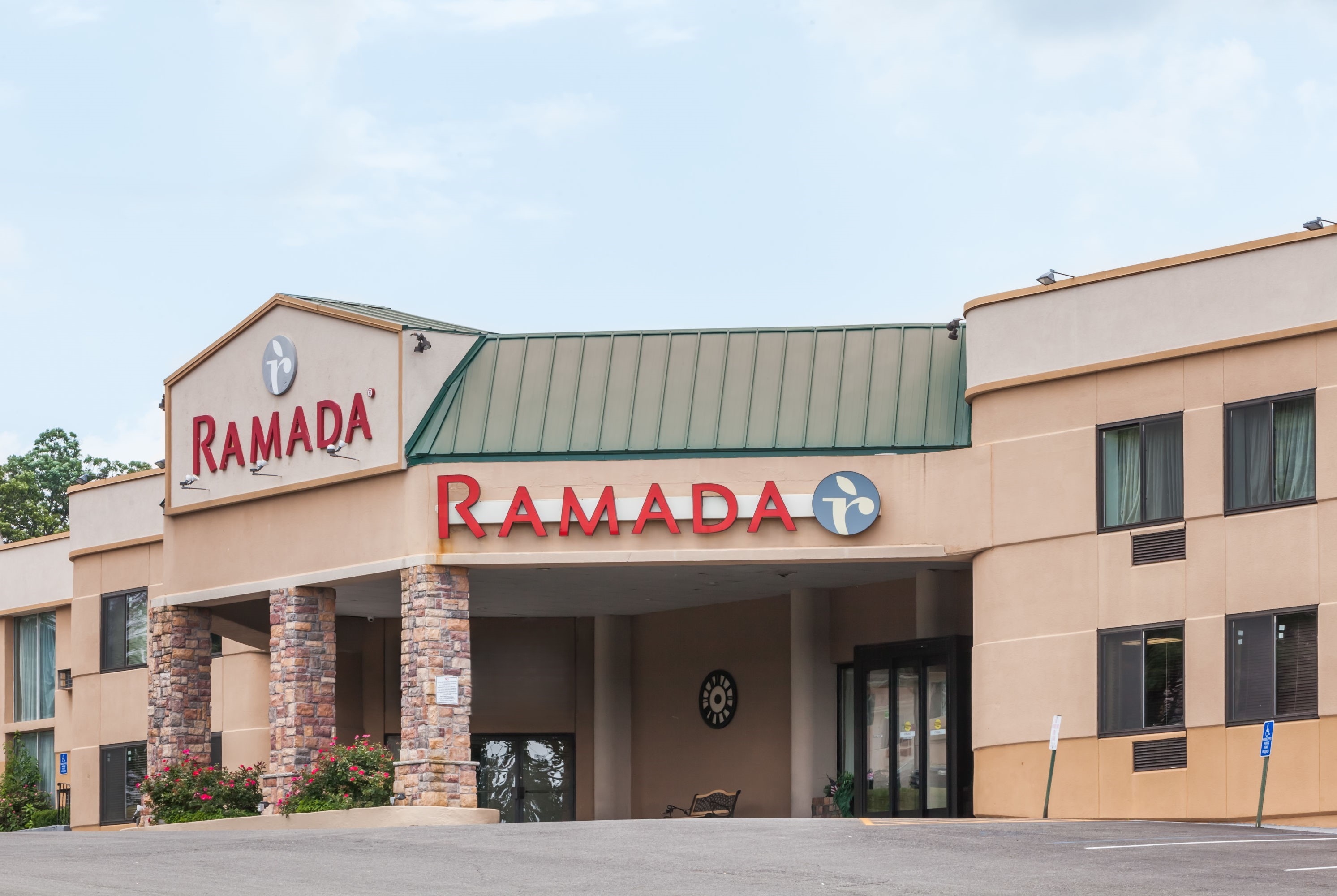 Exterior of Ramada by Wyndham Newburgh/West Point hotel in Newburgh, New York