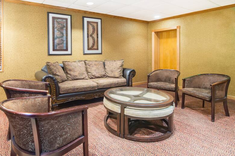 Ramada By Wyndham Austinburg Ashtabula Hotels Oh 44010 Ramada By Wyndham Austinburg Ashtabula Hotel Lobby In Ohio