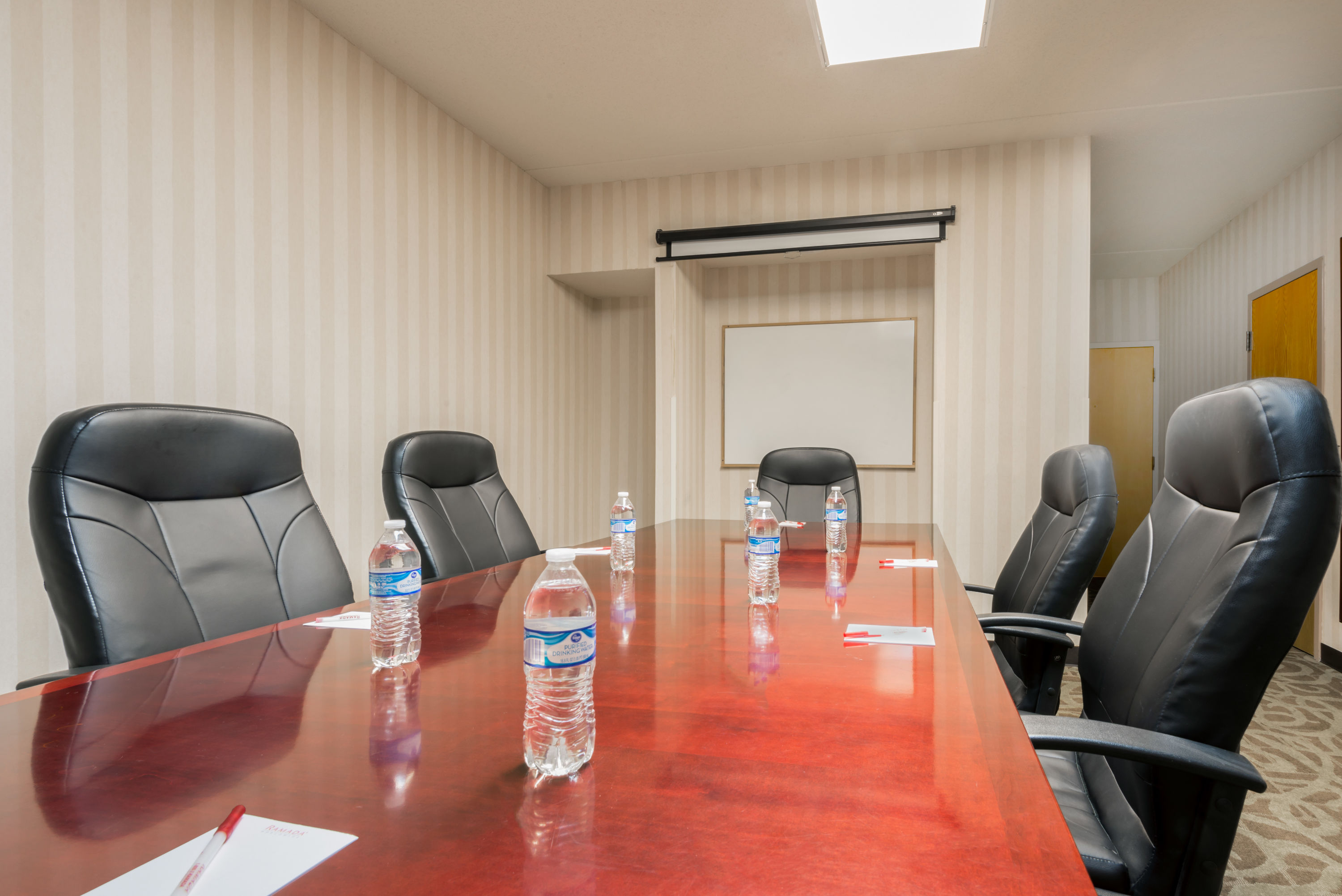 Ramada By Wyndham Columbus North Columbus Oh Hotels