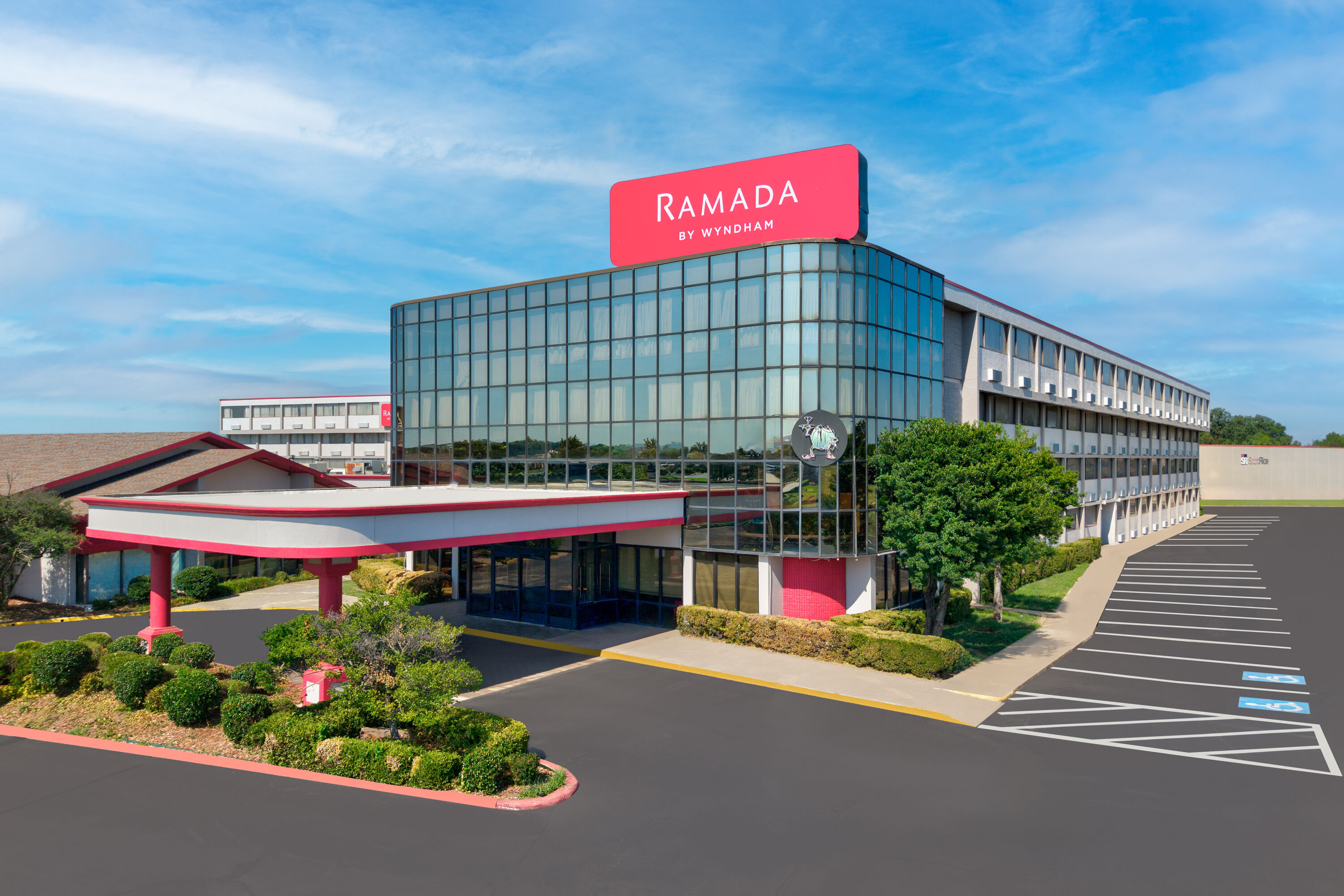 Exterior Day Image of Ramada by Wyndham Tulsa/Broken Arrow hotel in Broken Arrow, Oklahoma