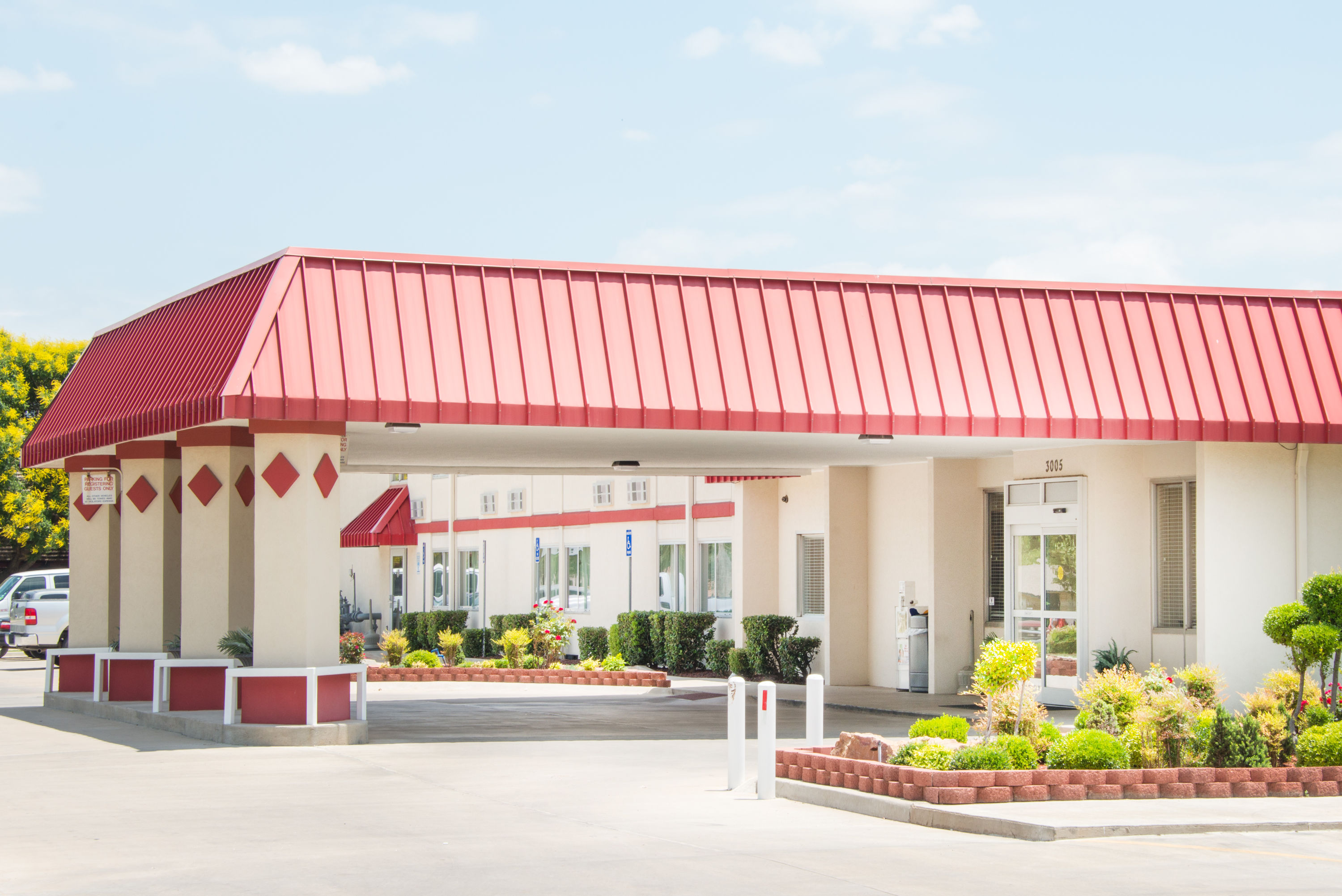 Exterior Day Image of Ramada by Wyndham Enid hotel in Enid, Oklahoma