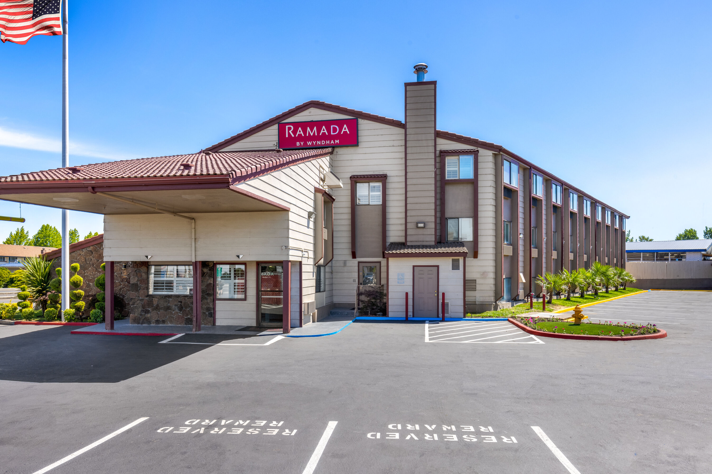Exterior Day Image of Ramada by Wyndham Medford Airport North hotel in Medford, Oregon