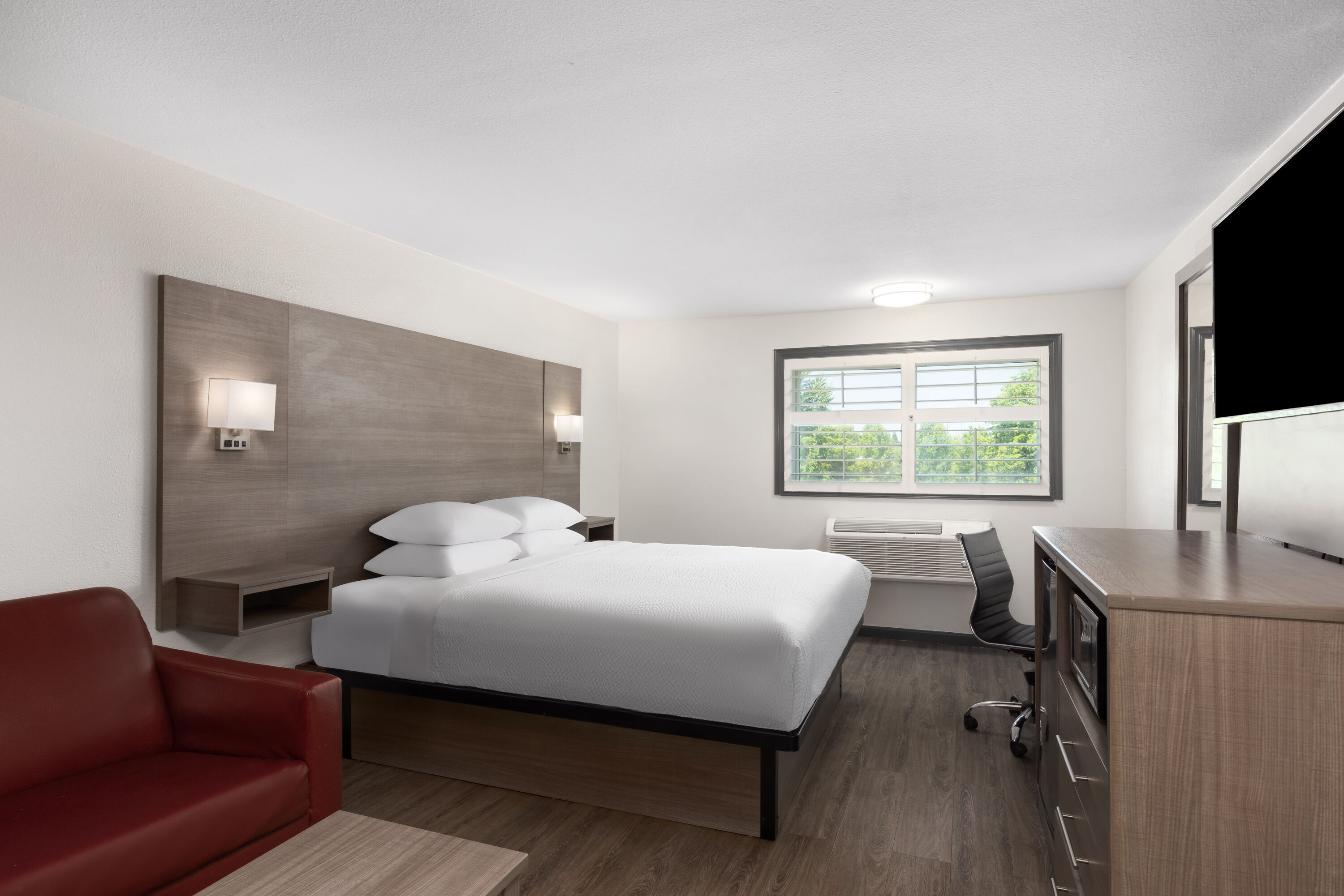 Ramada by Wyndham Medford Airport North suite in Medford, Oregon