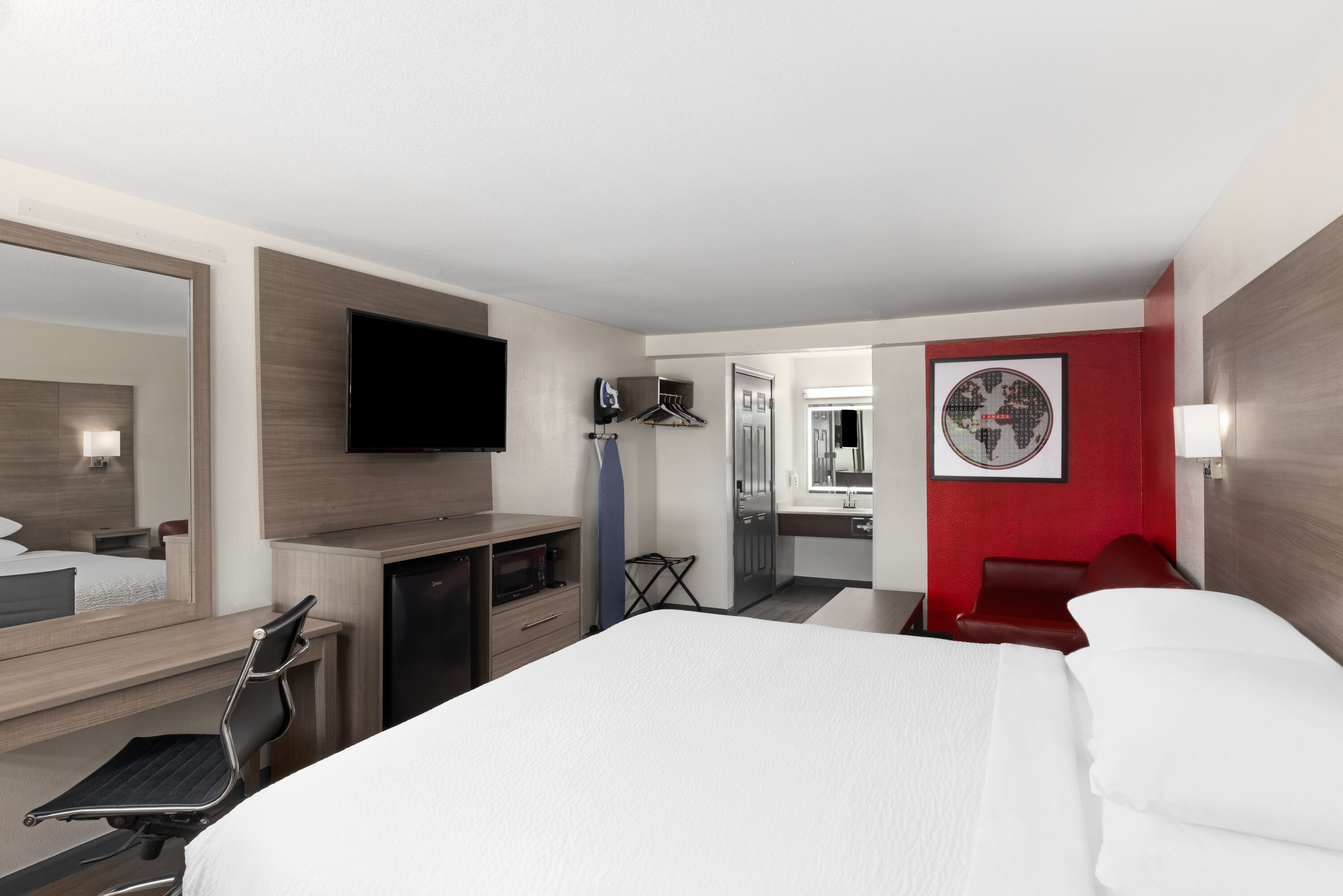 Ramada by Wyndham Medford Airport North suite in Medford, Oregon