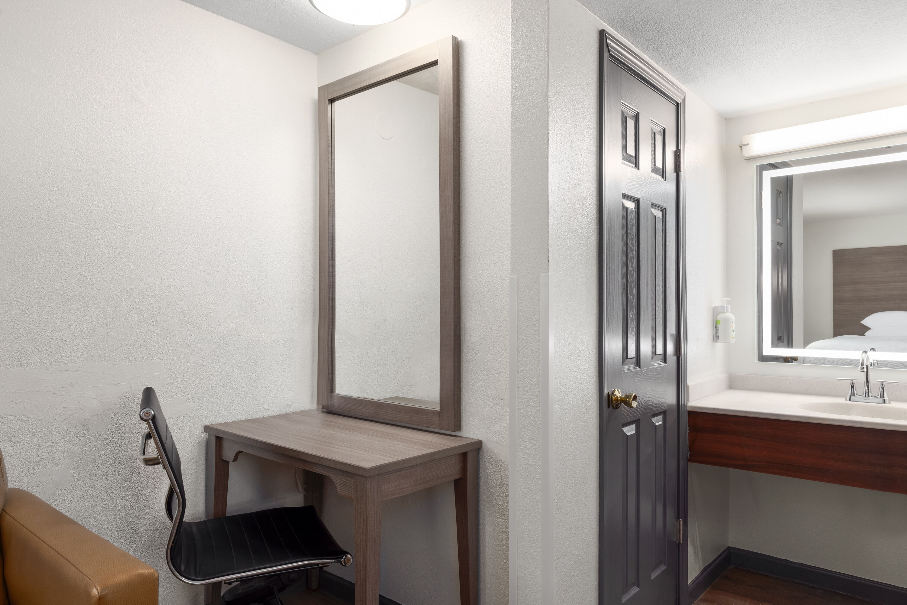 Ramada by Wyndham Medford Airport North suite in Medford, Oregon