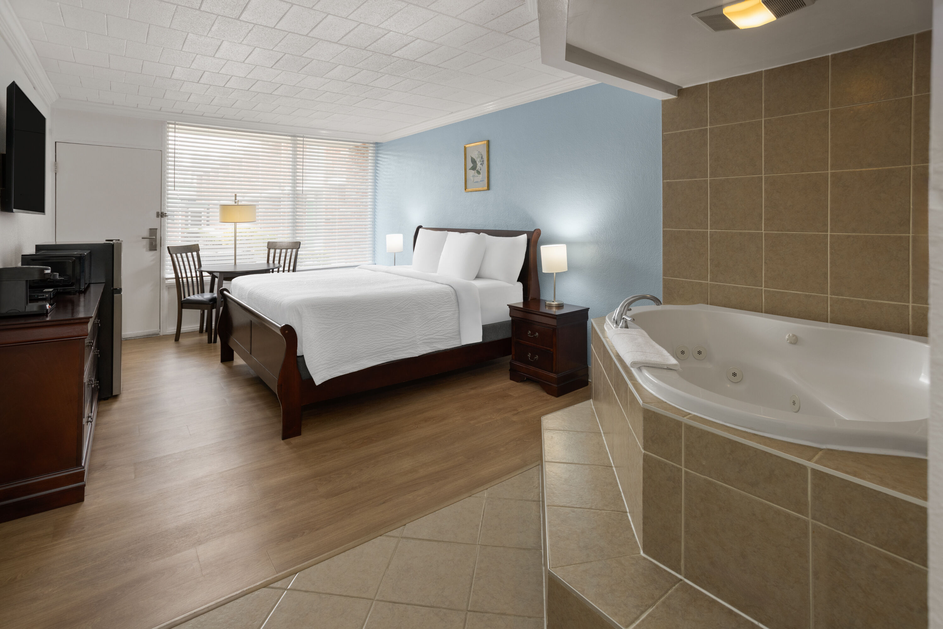 Ramada by Wyndham Butler/Tesla Biohealing Resort hot tub suite in Butler, Pennsylvania