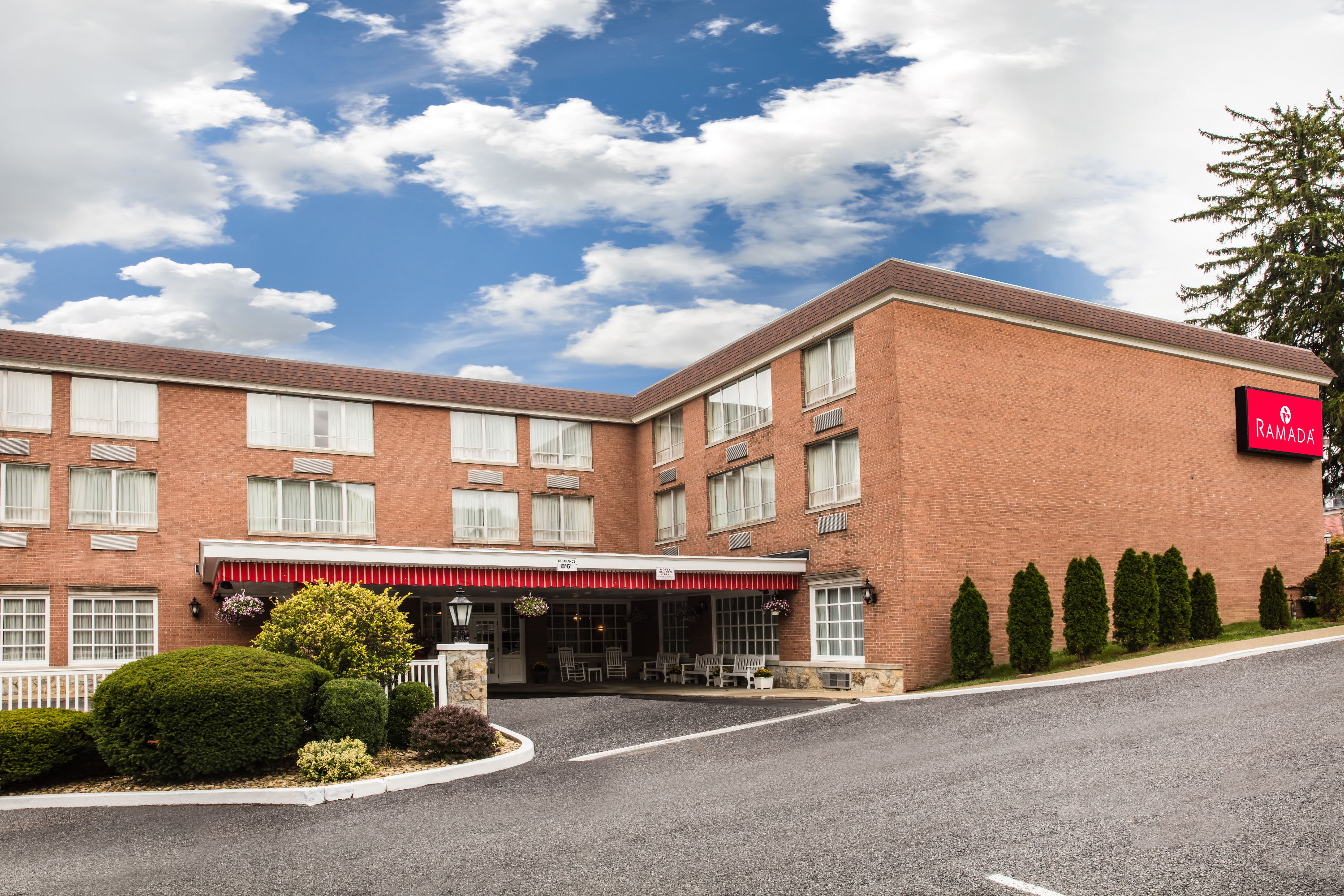 Exterior Day Image of Ramada by Wyndham Ligonier hotel in Ligonier, Pennsylvania