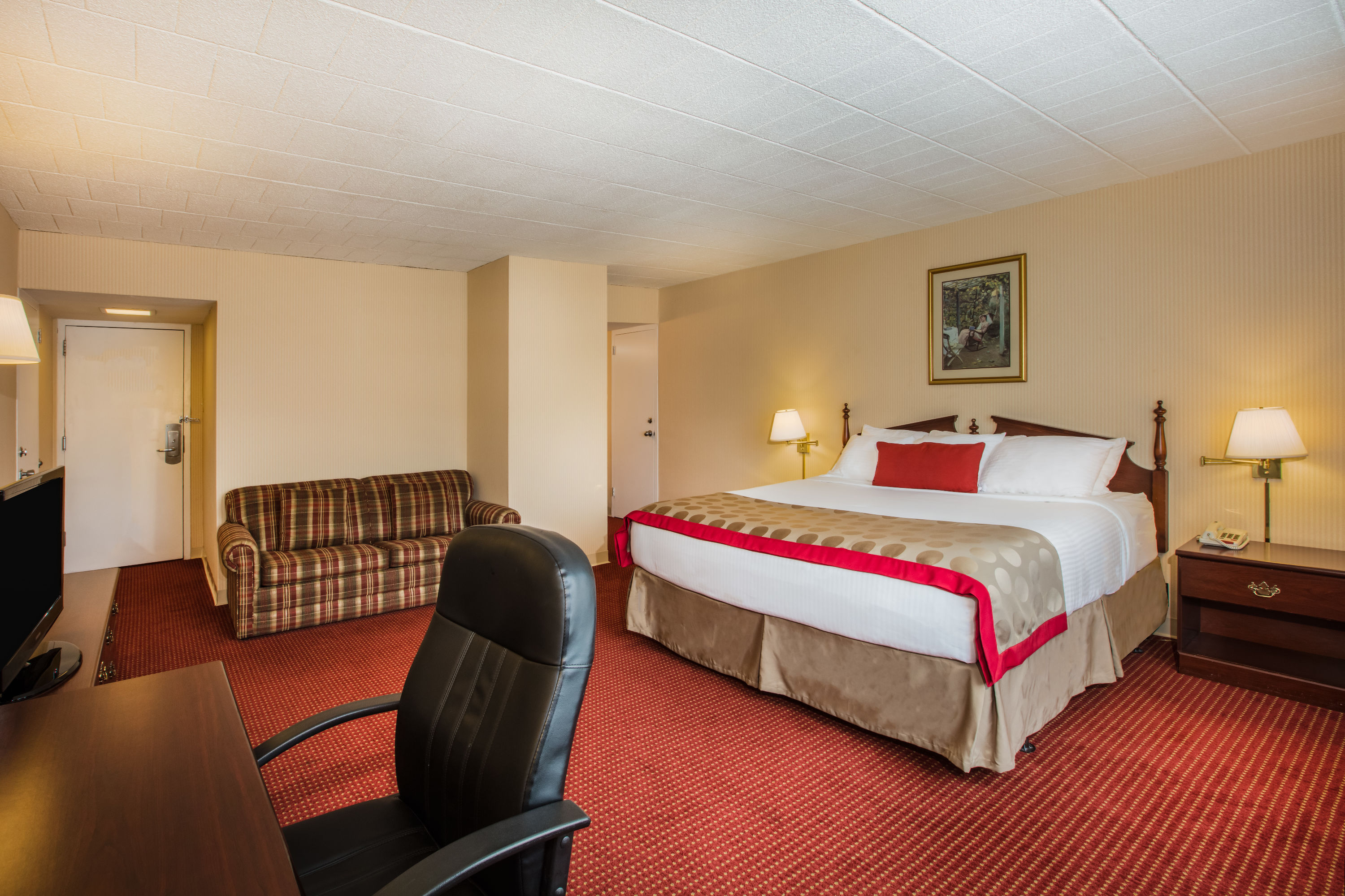 Guest room at the Ramada by Wyndham Ligonier in Ligonier, Pennsylvania