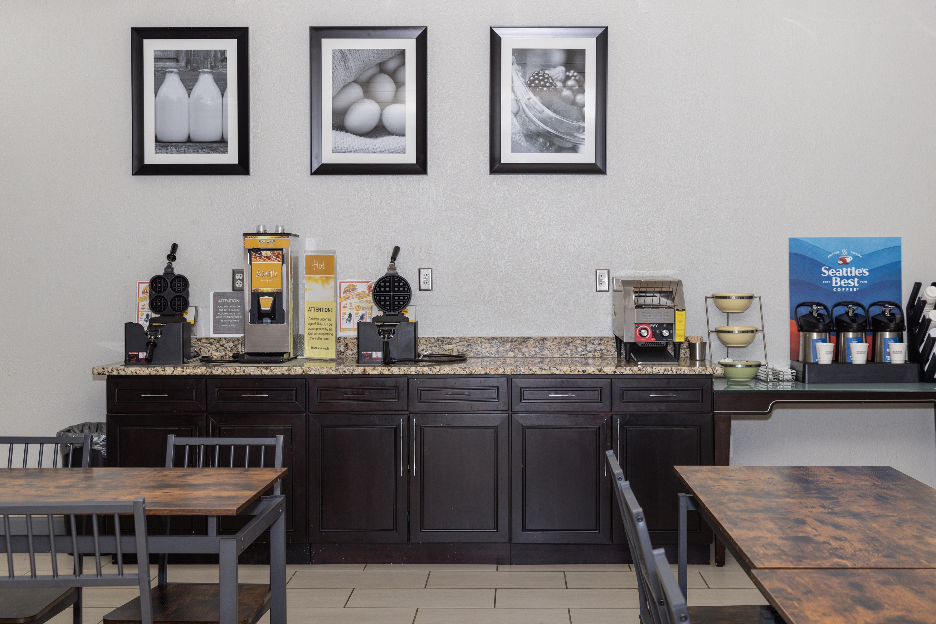 Ramada by Wyndham New Kensington restaurant breakfast area with seating in New Kensington, Pennsylvania