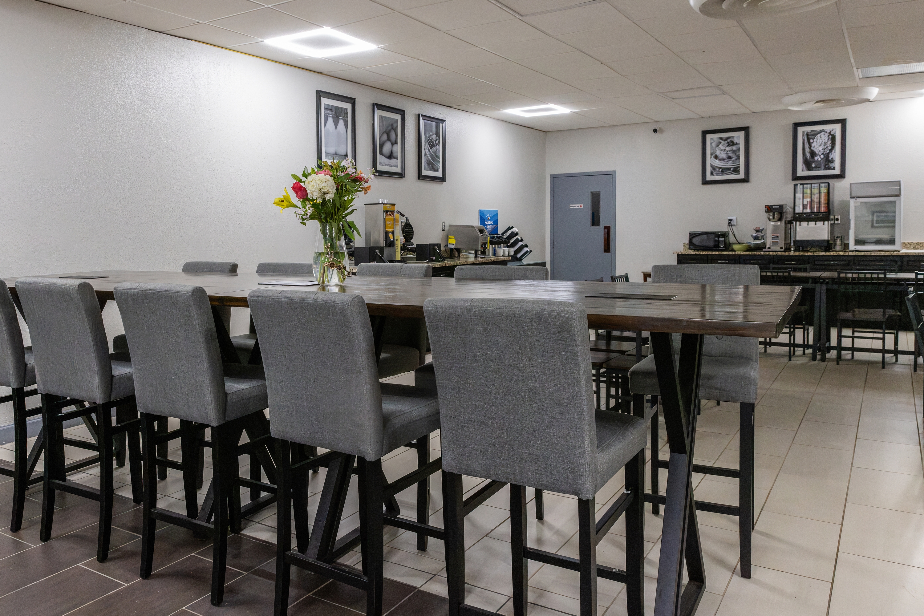 Ramada by Wyndham New Kensington restaurant breakfast area with seating in New Kensington, Pennsylvania