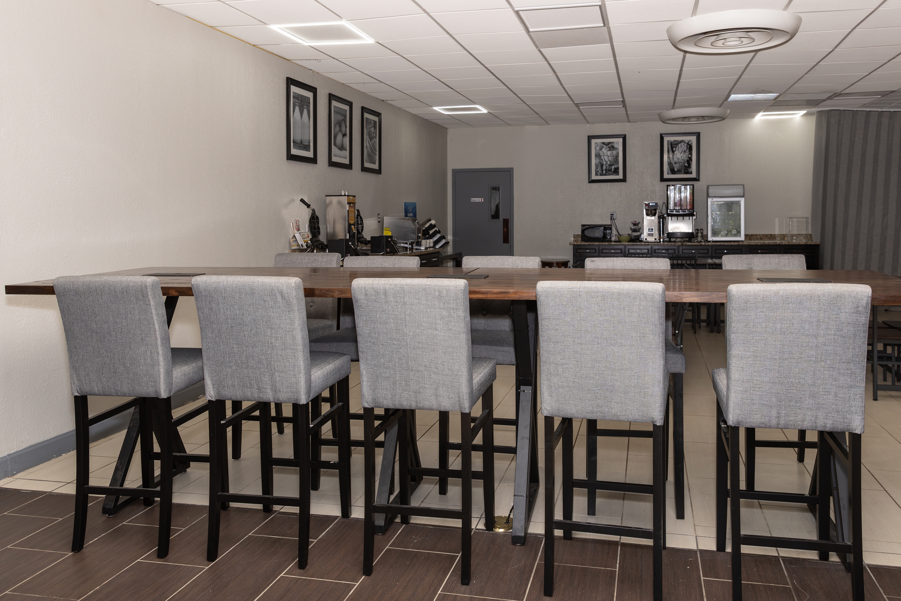 Ramada by Wyndham New Kensington restaurant breakfast area with seating in New Kensington, Pennsylvania