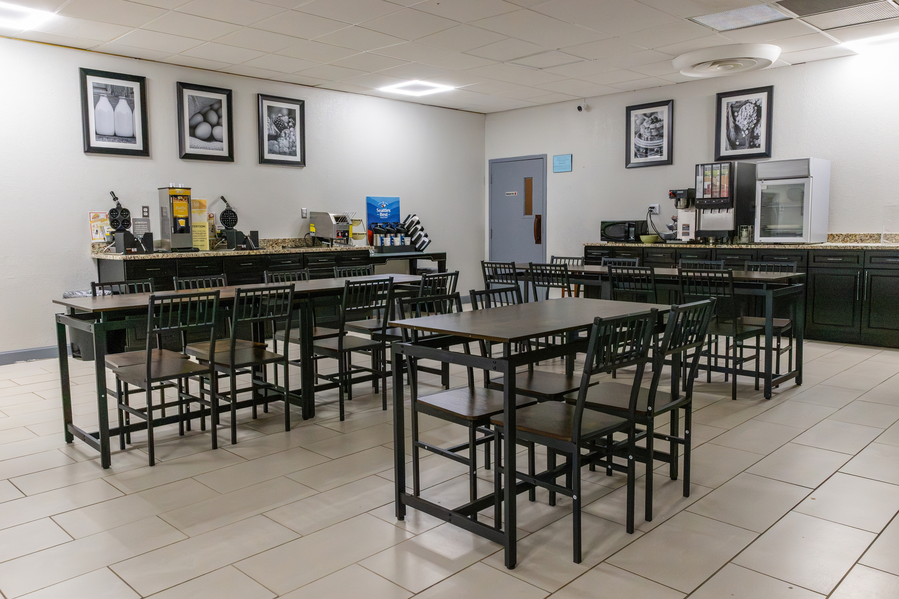 Ramada by Wyndham New Kensington restaurant breakfast area with seating in New Kensington, Pennsylvania