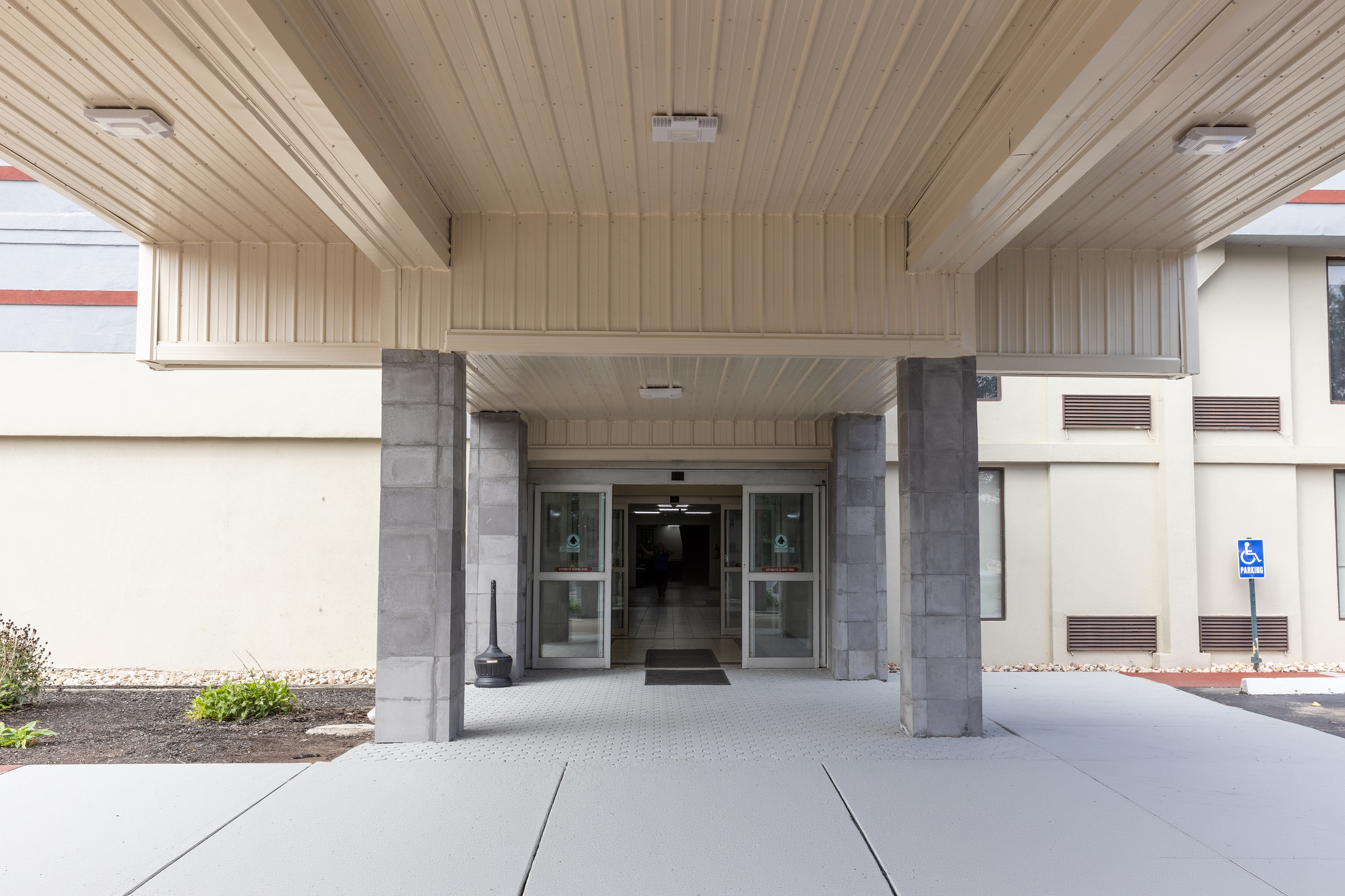 Front Exterior Image of Ramada by Wyndham New Kensington hotel in New Kensington, Pennsylvania