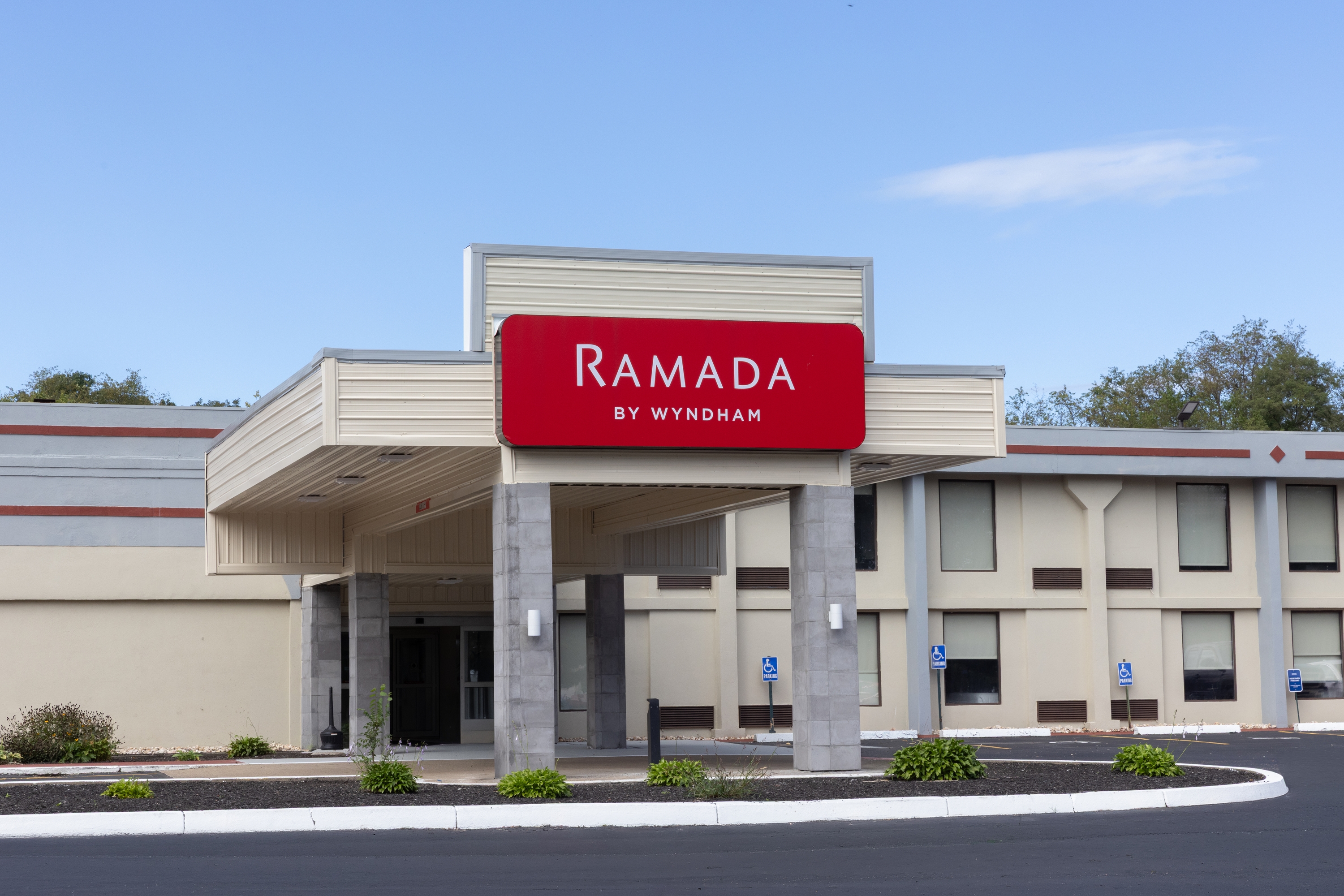 Exterior of Ramada by Wyndham New Kensington hotel in New Kensington, Pennsylvania